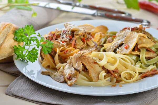 Pasta con verduras y verduras en un plato