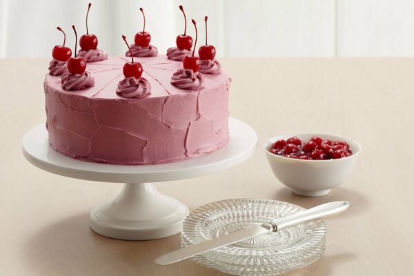 Rosa Kuchen mit Kirschen an der Spitze