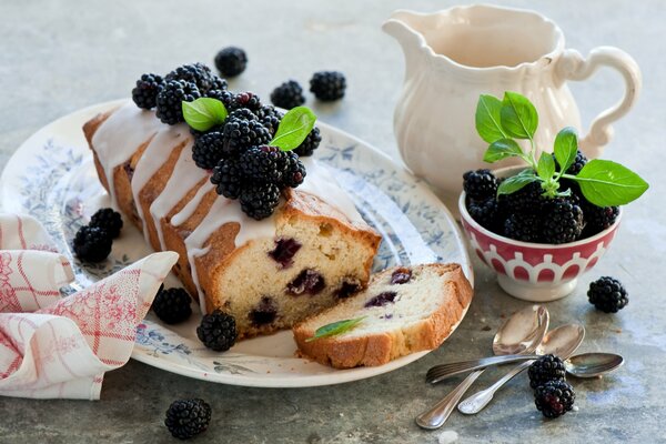 Cupcake de bayas con moras en un plato decorado con menta