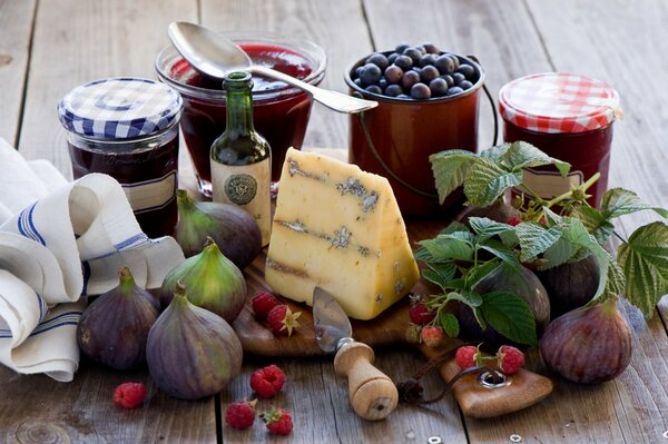 Bodegón de queso, higos, mermelada y bayas