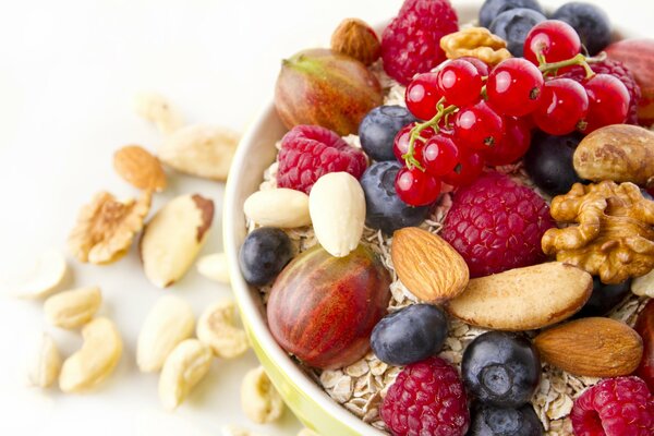 Teller mit Nützlichkeiten : Müsli, Obst und Nüsse