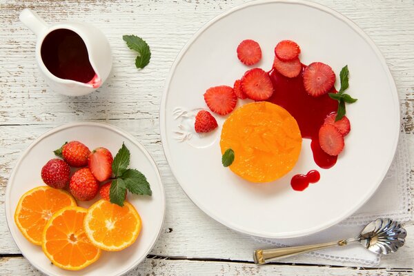 Postre de naranjas con fresas