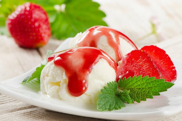 Gelato rinfrescante alla menta e fragole