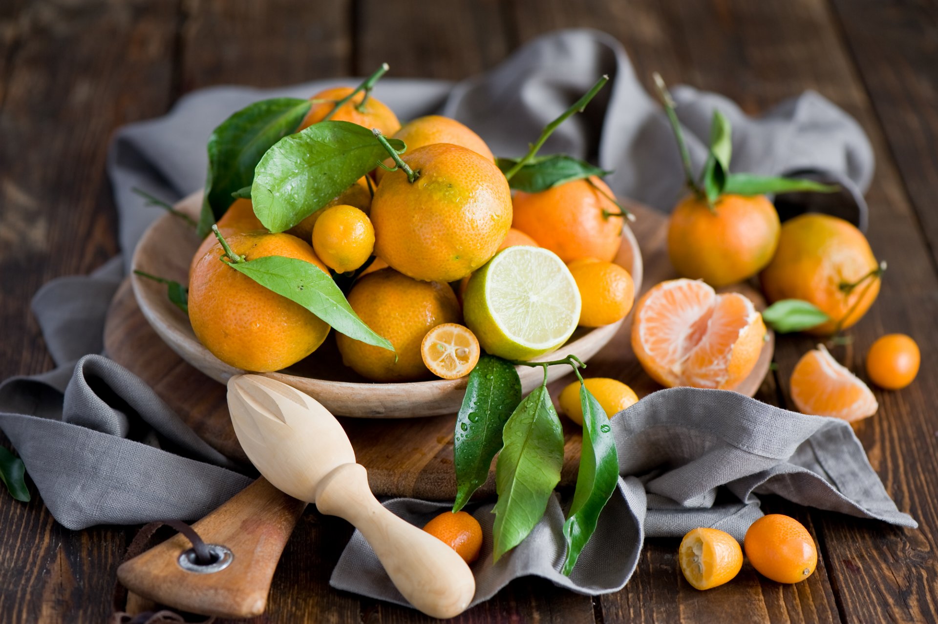 mandarinen limette kumquat obst orange zitrusfrüchte blätter tropfen tafel stillleben winter anna verdina