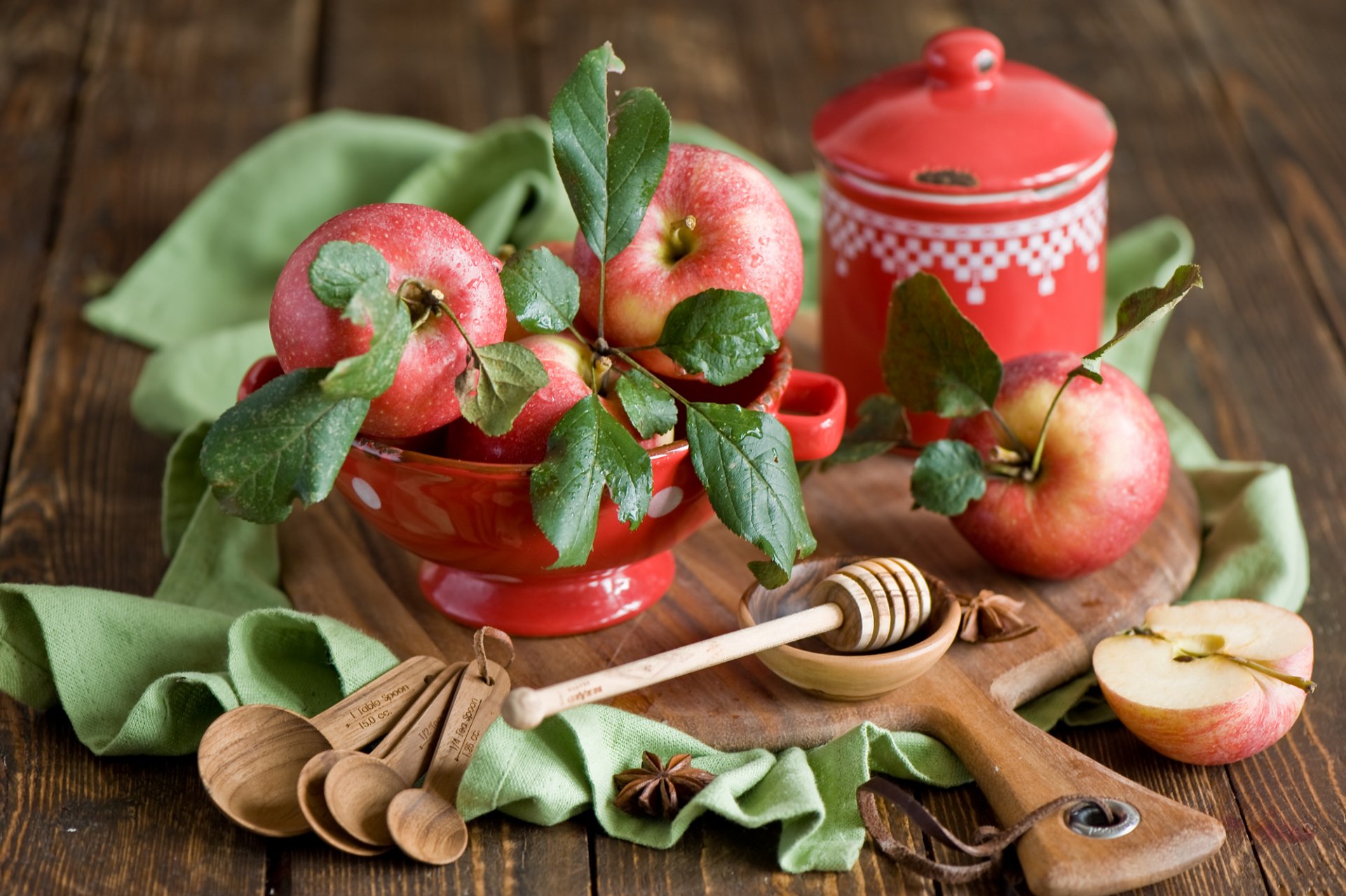 mele rosso frutta gocce stoviglie tavola cucchiaio natura morta autunno anna verdina