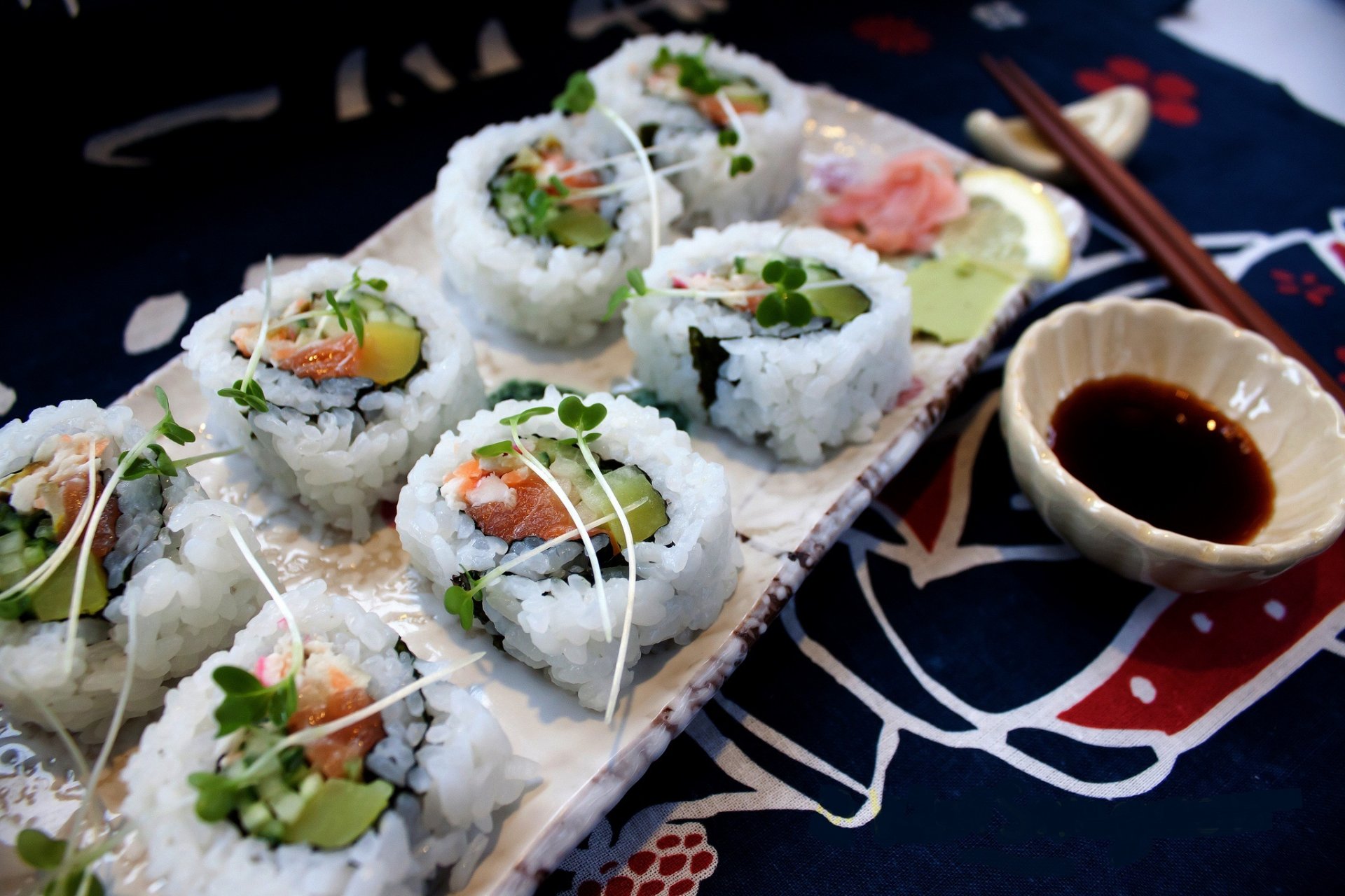 sushi brötchen japan essstäbchen sojasauce meeresfrüchte brötchen japan essen susi japanisches essen fisch reis avocado lachs kräuter gurke krabbe