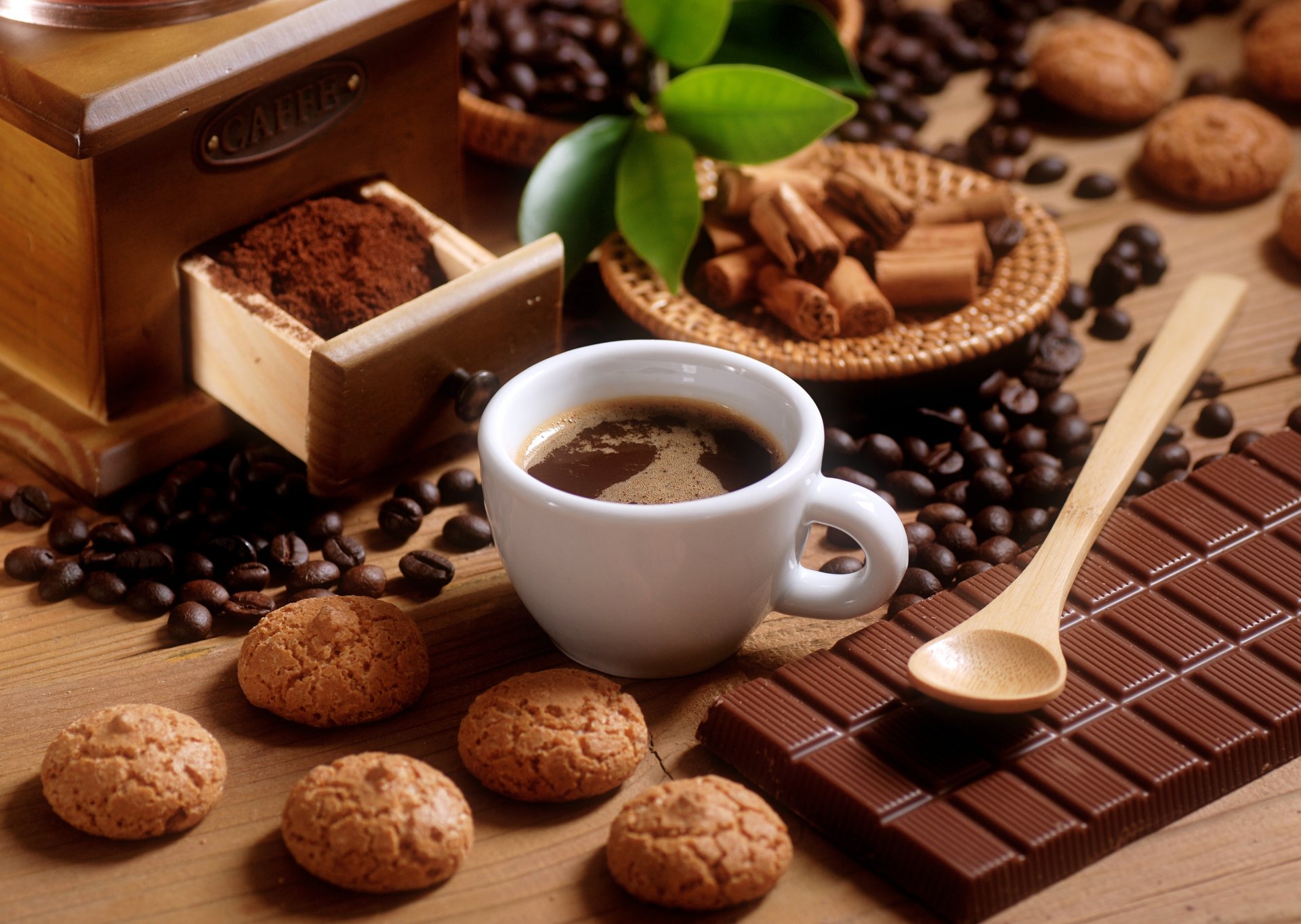 caffè biscotti cioccolato latte piastrelle grani tazza cucchiaio foglie cannella dessert