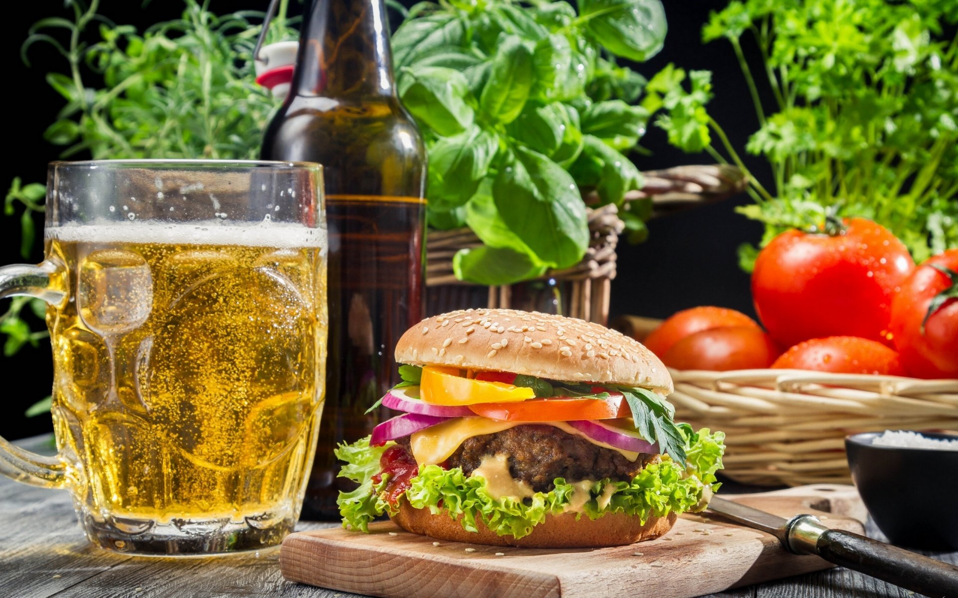 hamburguesa cerveza tomates copa de vino verduras