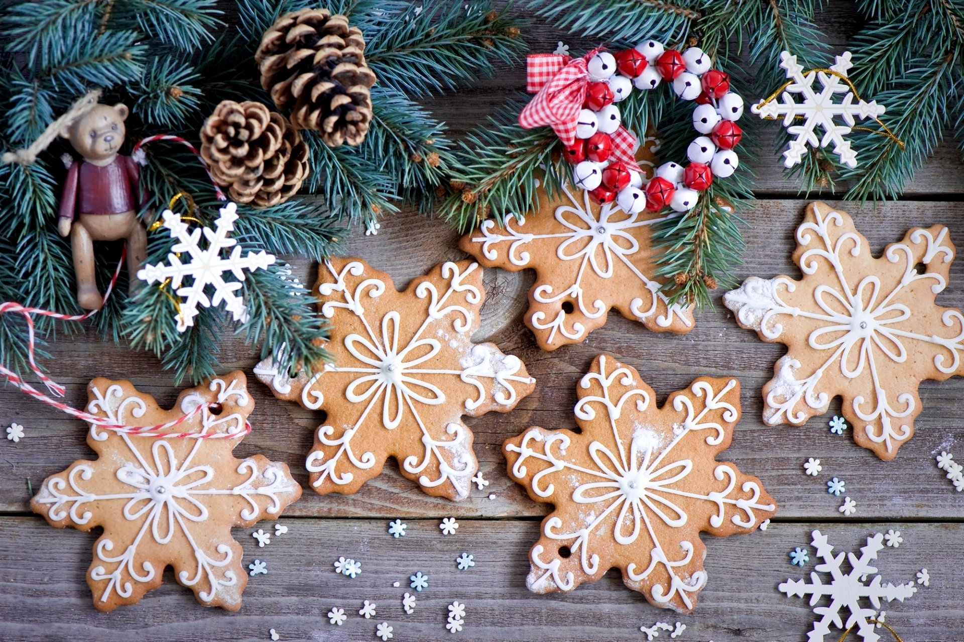 biscuits nouvel an flocons de neige cuisson alimentaire doux dessert branches jouets cônes épinette hiver vacances nouvel an noël anna verdina