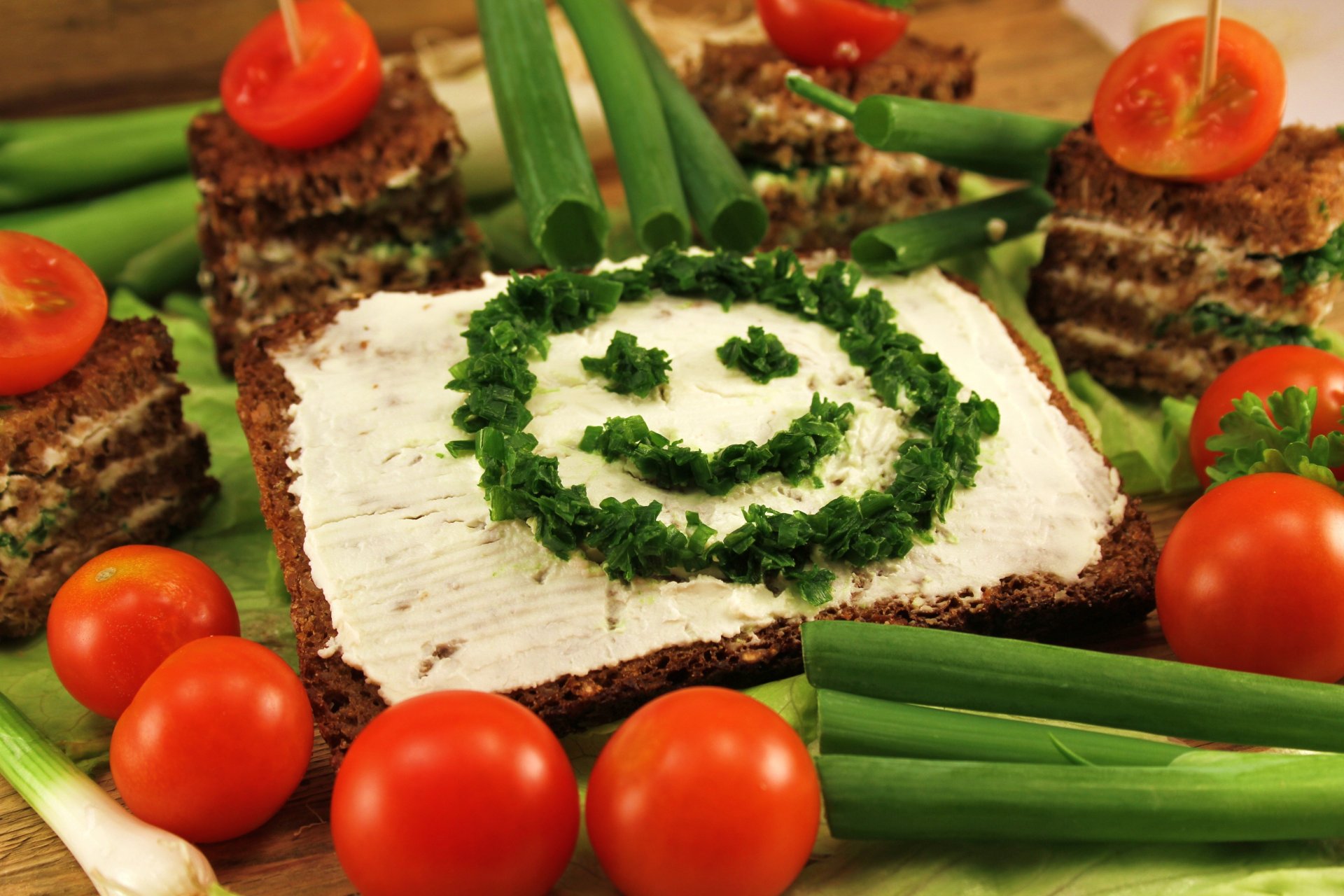 brot butter smiley tomaten zwiebeln grüns