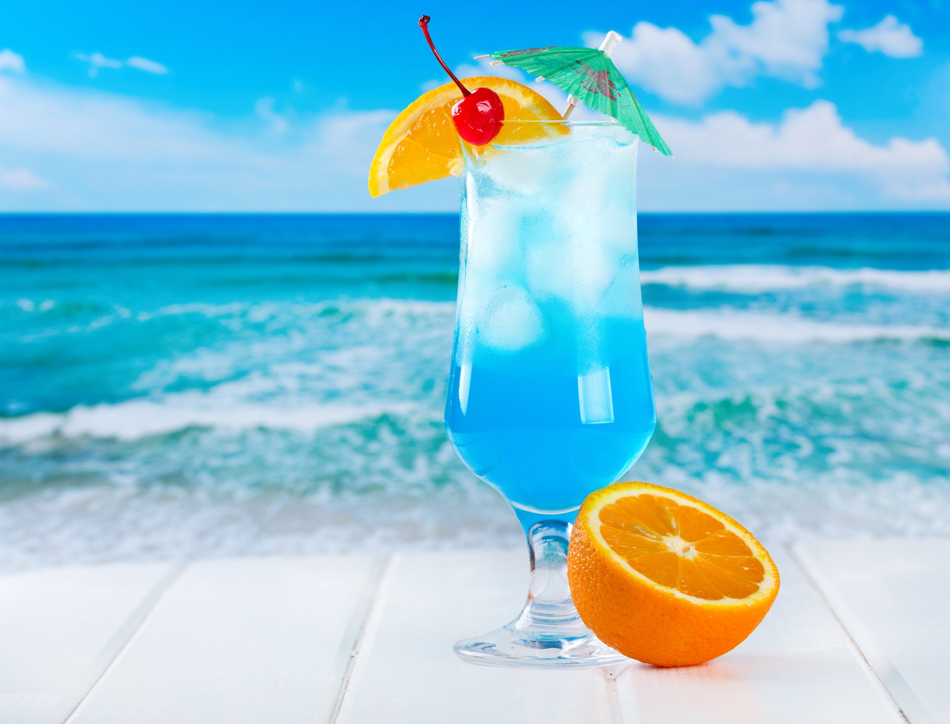 tropisch cocktail blau orange trinken obst frisch meer eis strand