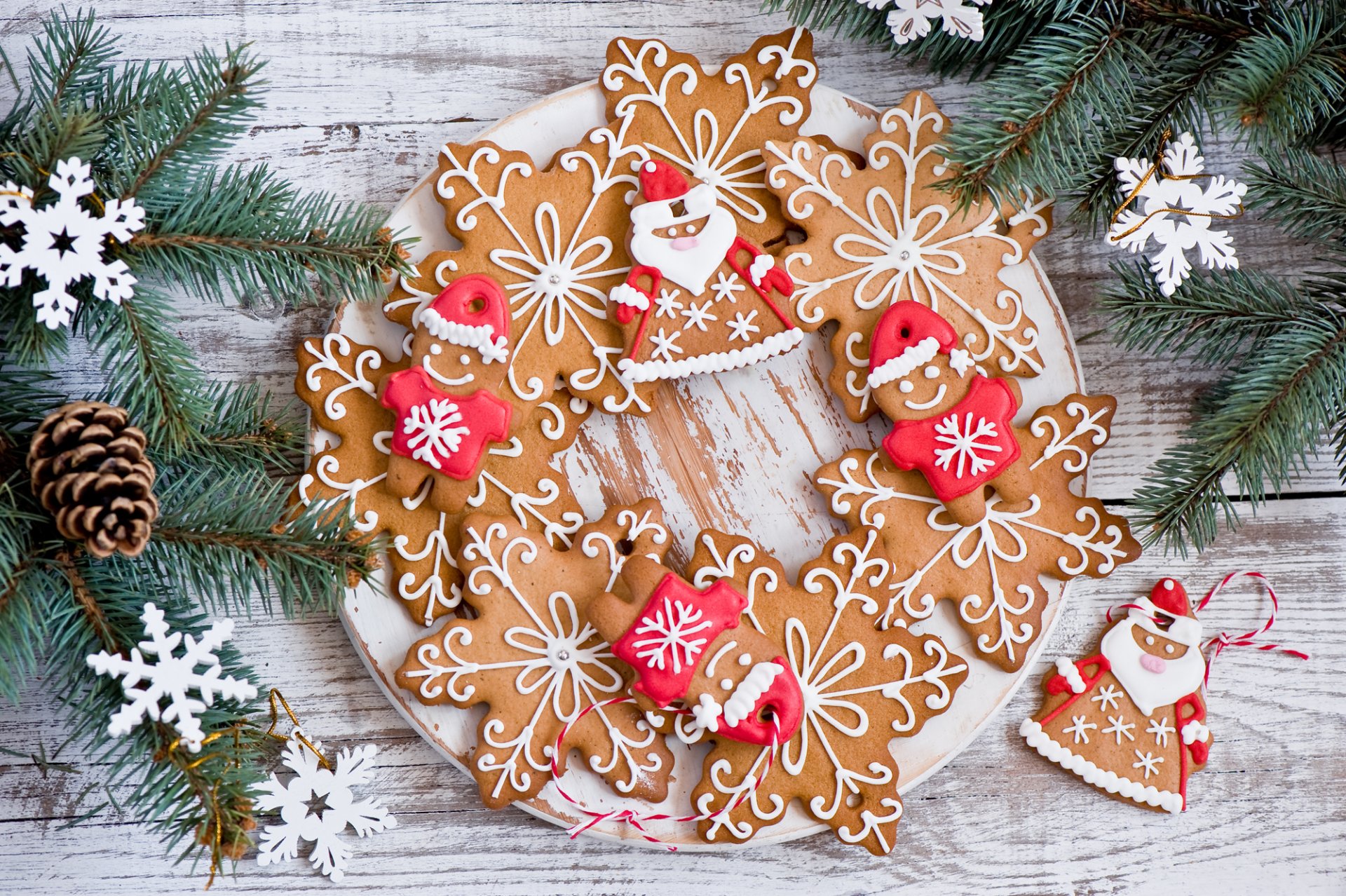 kekse gebäck lebkuchen dessert süßigkeiten essen figuren sterne männchen teller schneeflocken zweige tanne zapfen winter feiertage neujahr weihnachten anna verdina