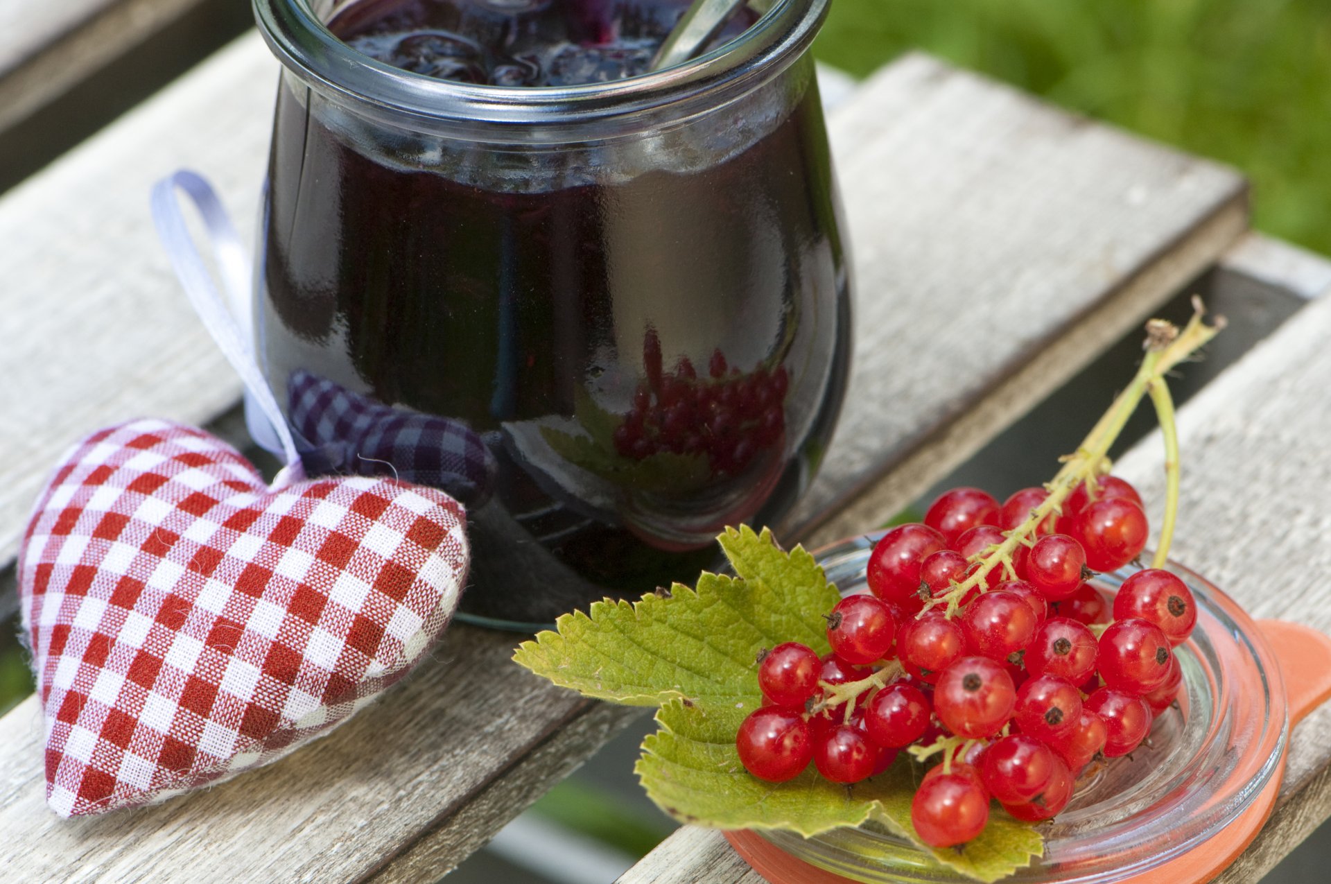 coeur confiture pot groseille rouge feuilles baies