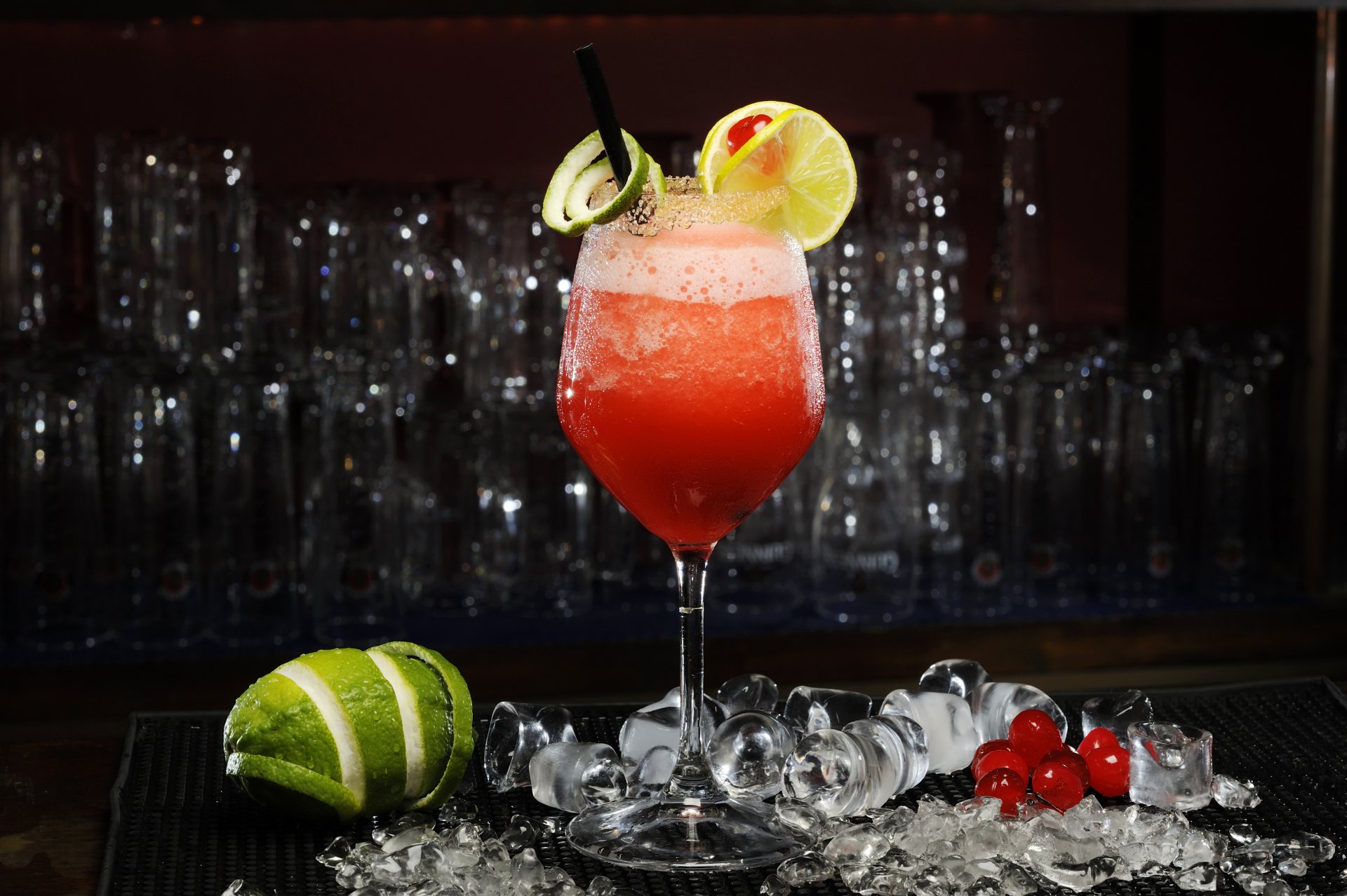 cocktail getränk daiquiri eis beeren kirsche limette zitrusfrucht zitrone weinglas