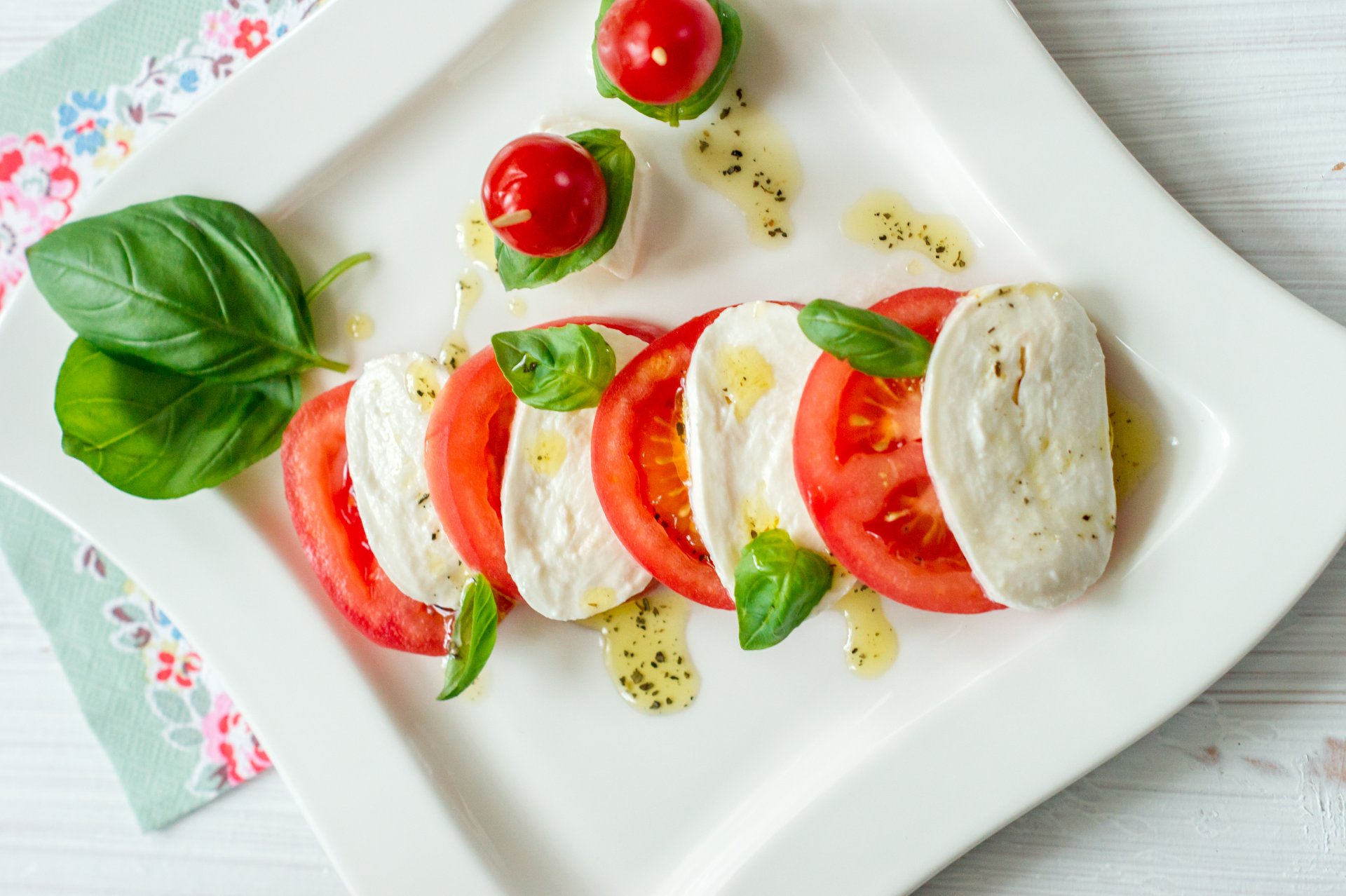 sałatka jedzenie caprese przekąska bazylia pomidory mozzarella ser masło