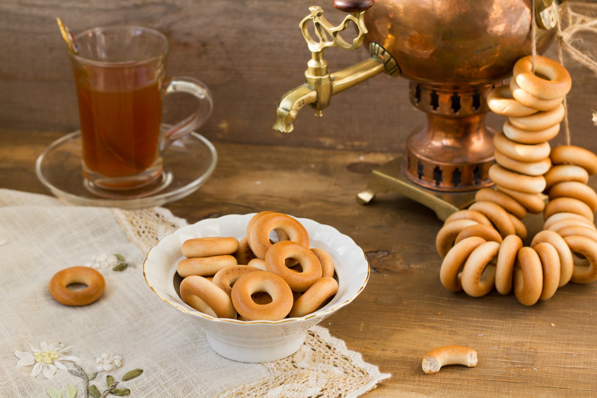 tee tasse bagels trocknen samowar tisch tischdecke