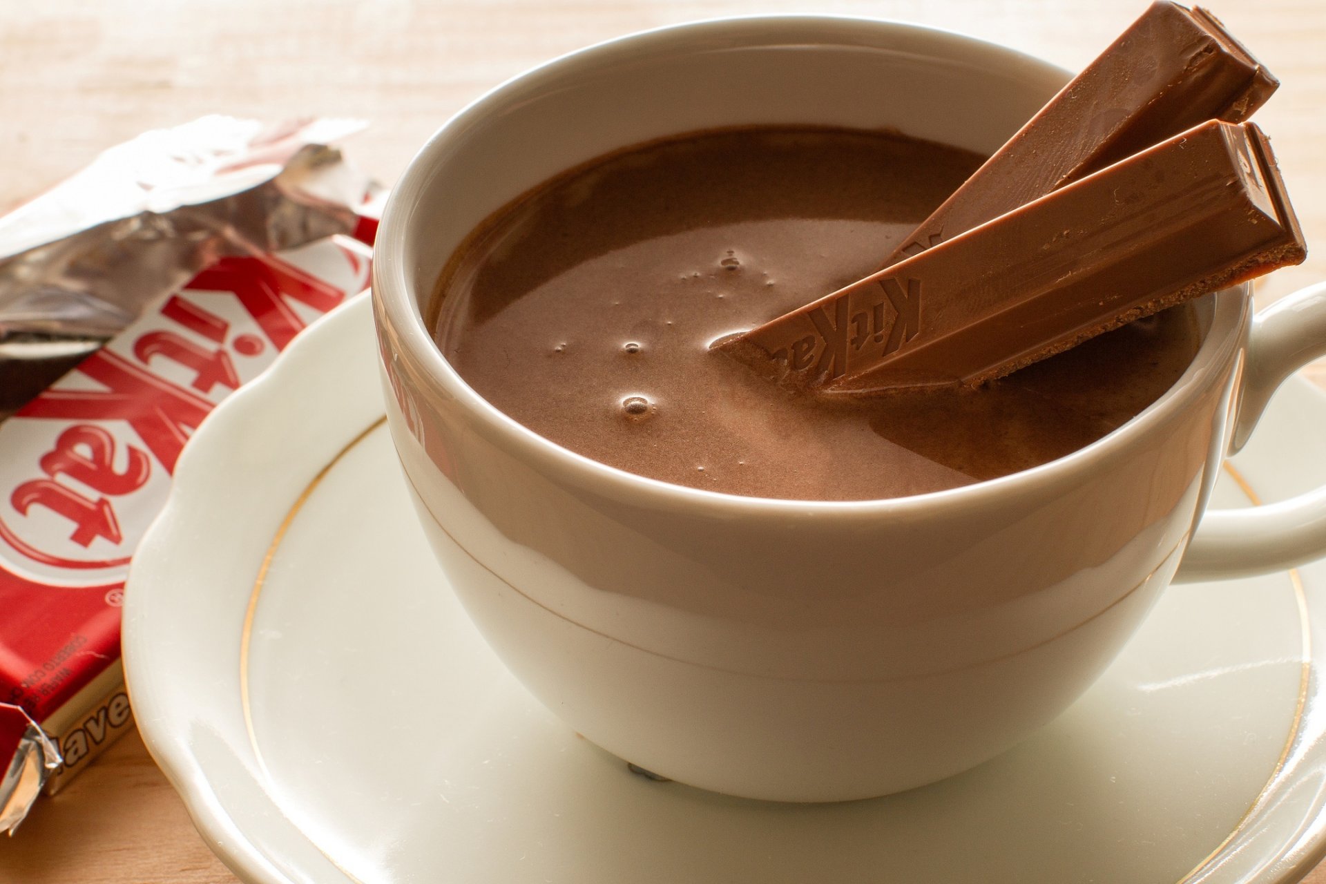 tazza bevanda cioccolato kitkat bastoni dessert