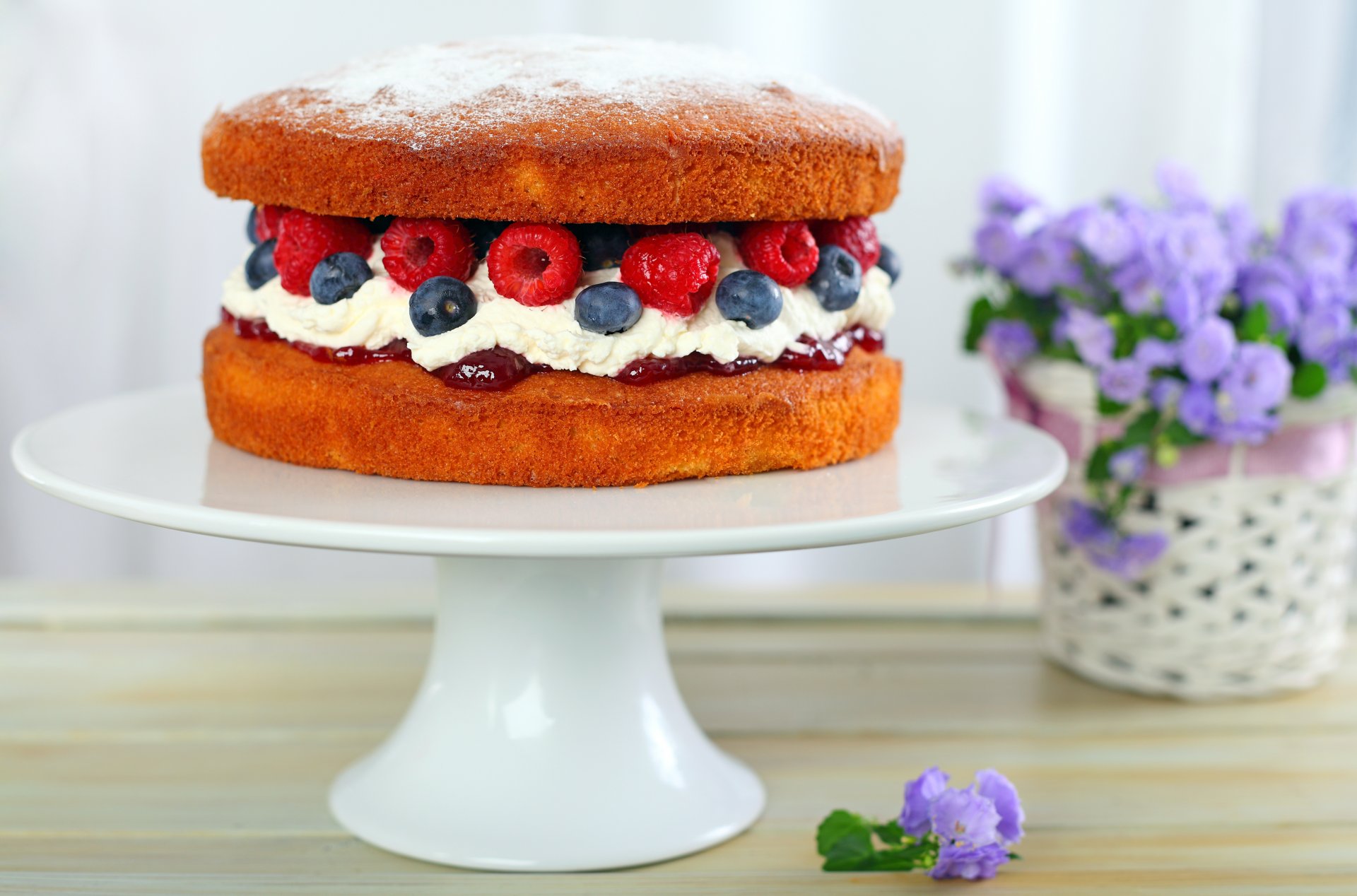 fleurs bleuets dessert gâteau brownie doux nourriture framboise crème nourriture framboises