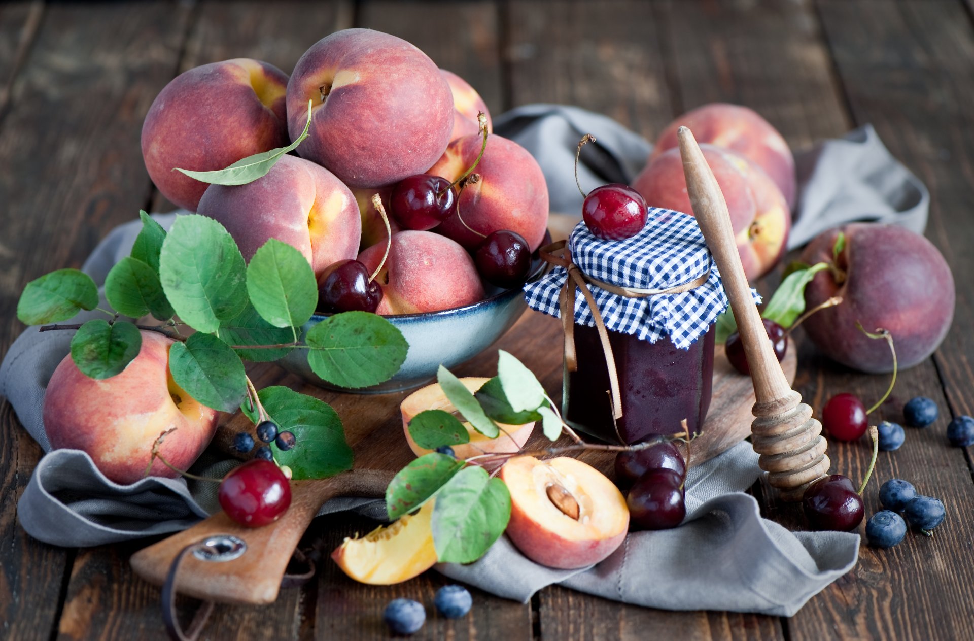 melocotones bayas mermelada cerezas arándanos naturaleza muerta