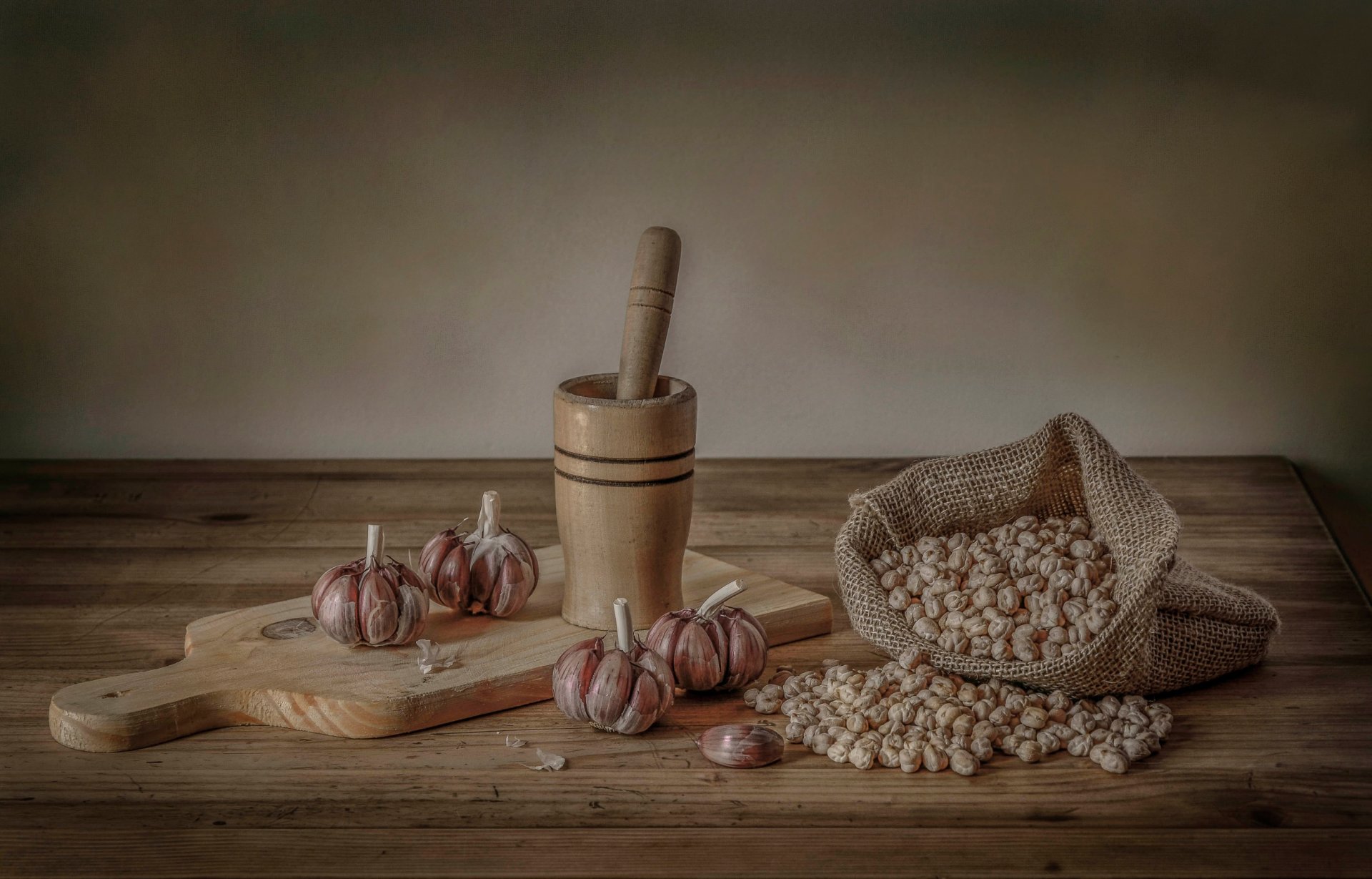 garlic chickpeas peas board pestle mortar still life