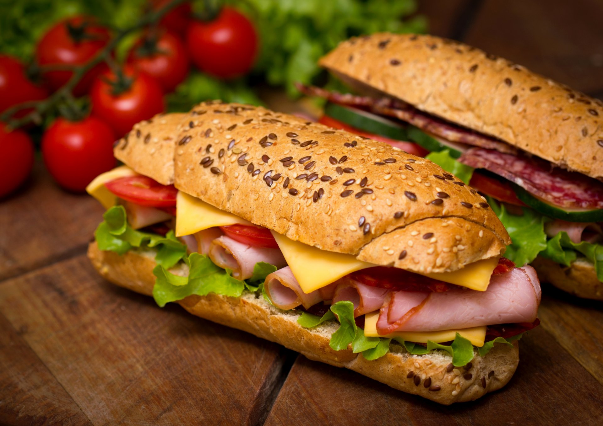 sandwiches sandwiches laib brötchen schinken deli salami salat käse tomaten kirsche