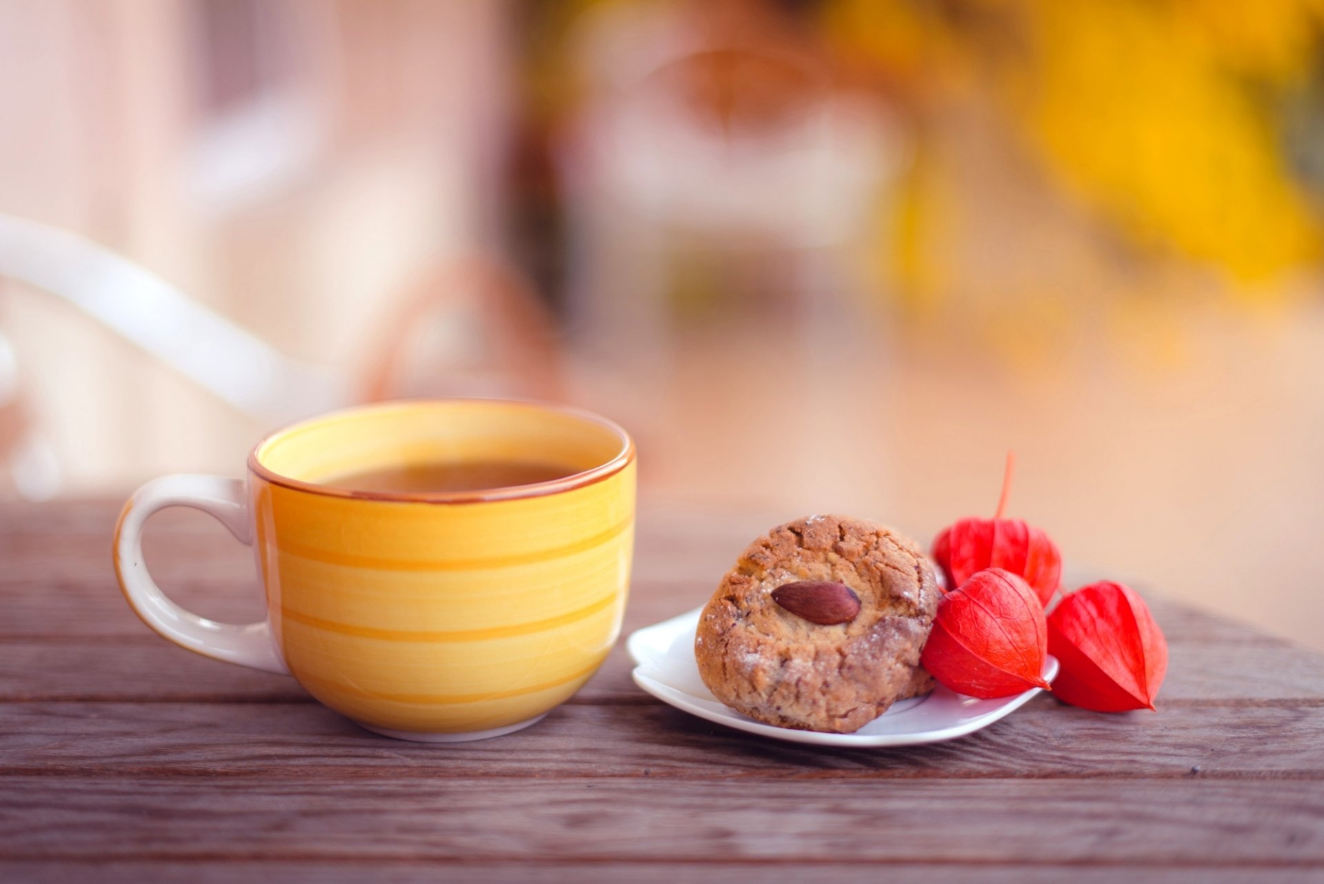 taza amarillo té galletas almendras pasteles mesa otoño