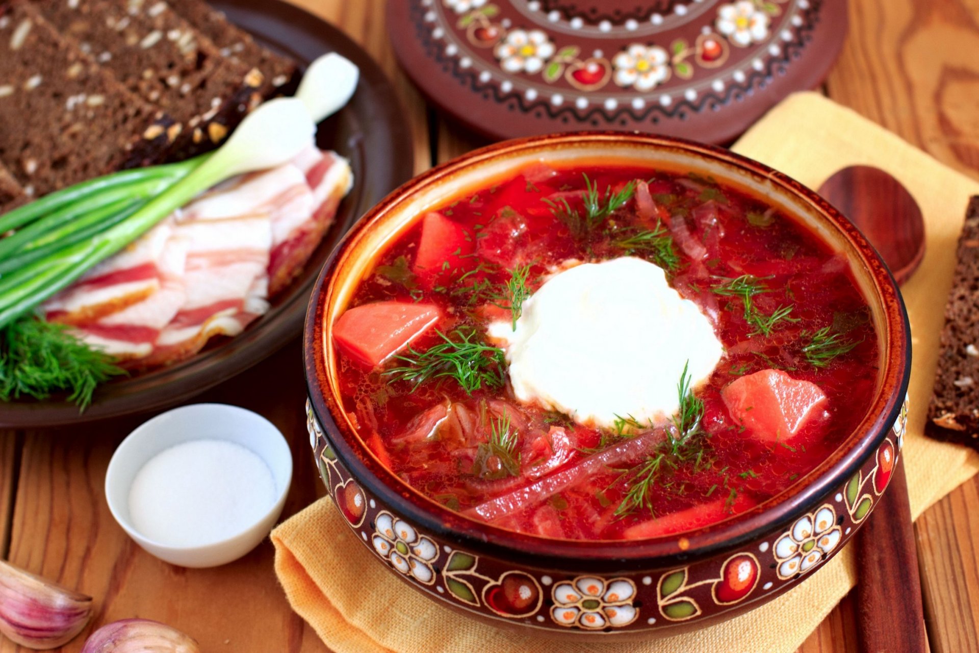 primer plato borscht crema agria cebolla manteca de cerdo pan ajo