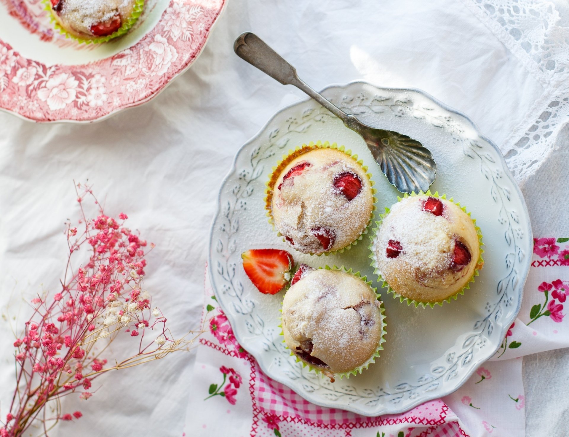 dessert baking cupcakes stuffing berries strawberry sweet dish spoon tablecloth