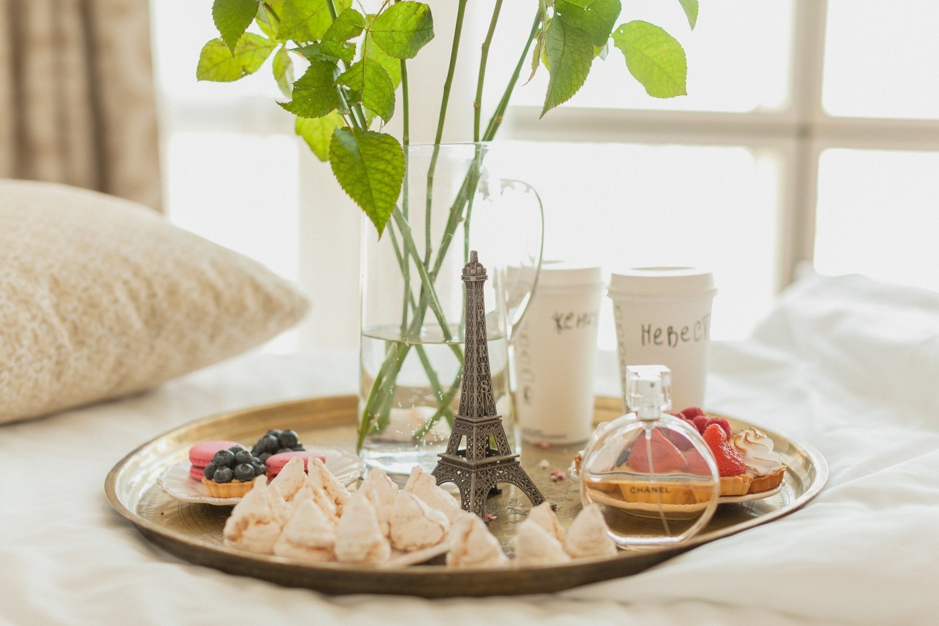 morgen frühstück paris kekse kuchen karaffe tablett kissen fenster