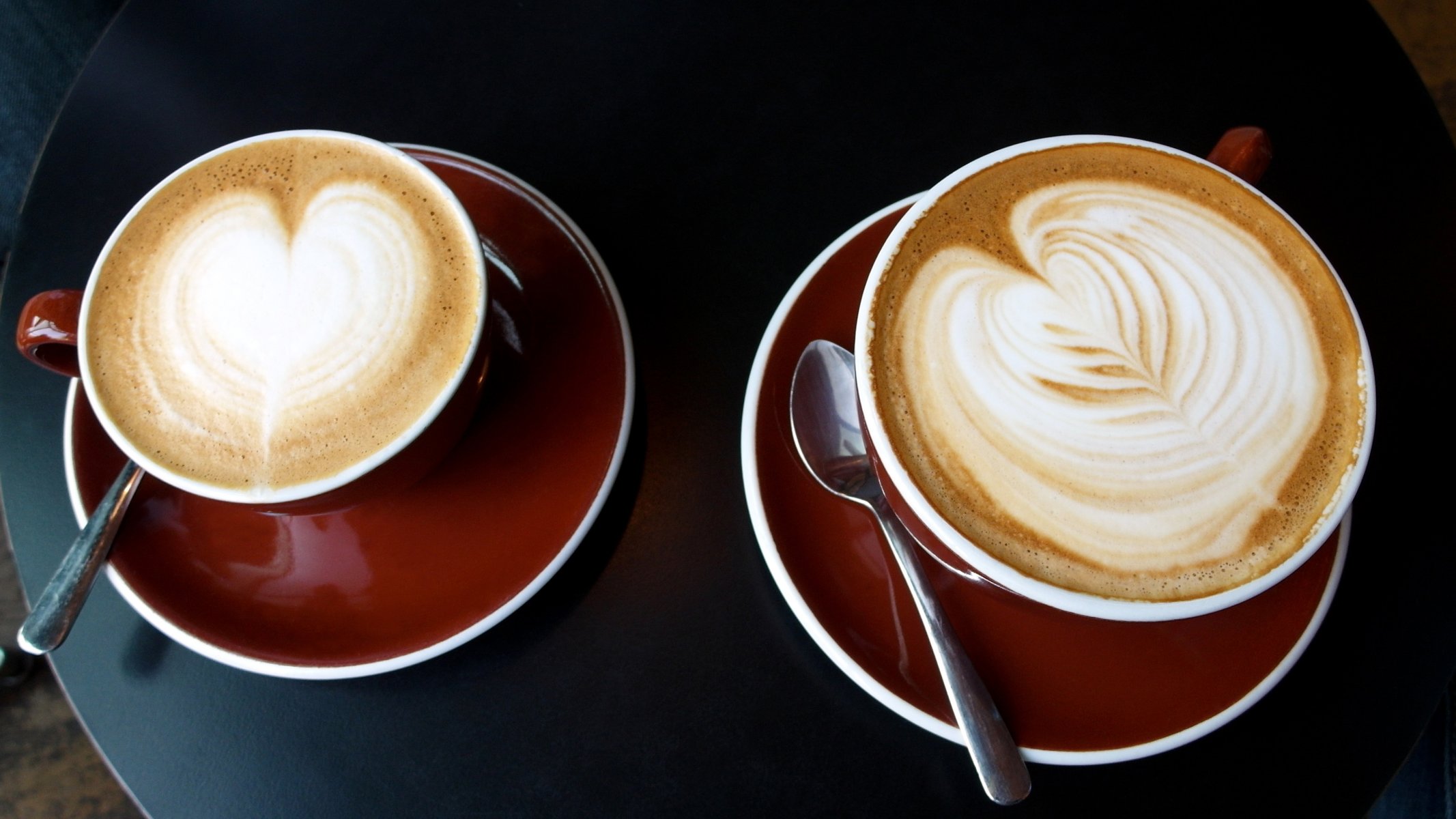 cibo caffè cappuccino mattina mattina tavolo due tazze due piattini cucchiai schiuma latte art modello yum-yum carta da parati