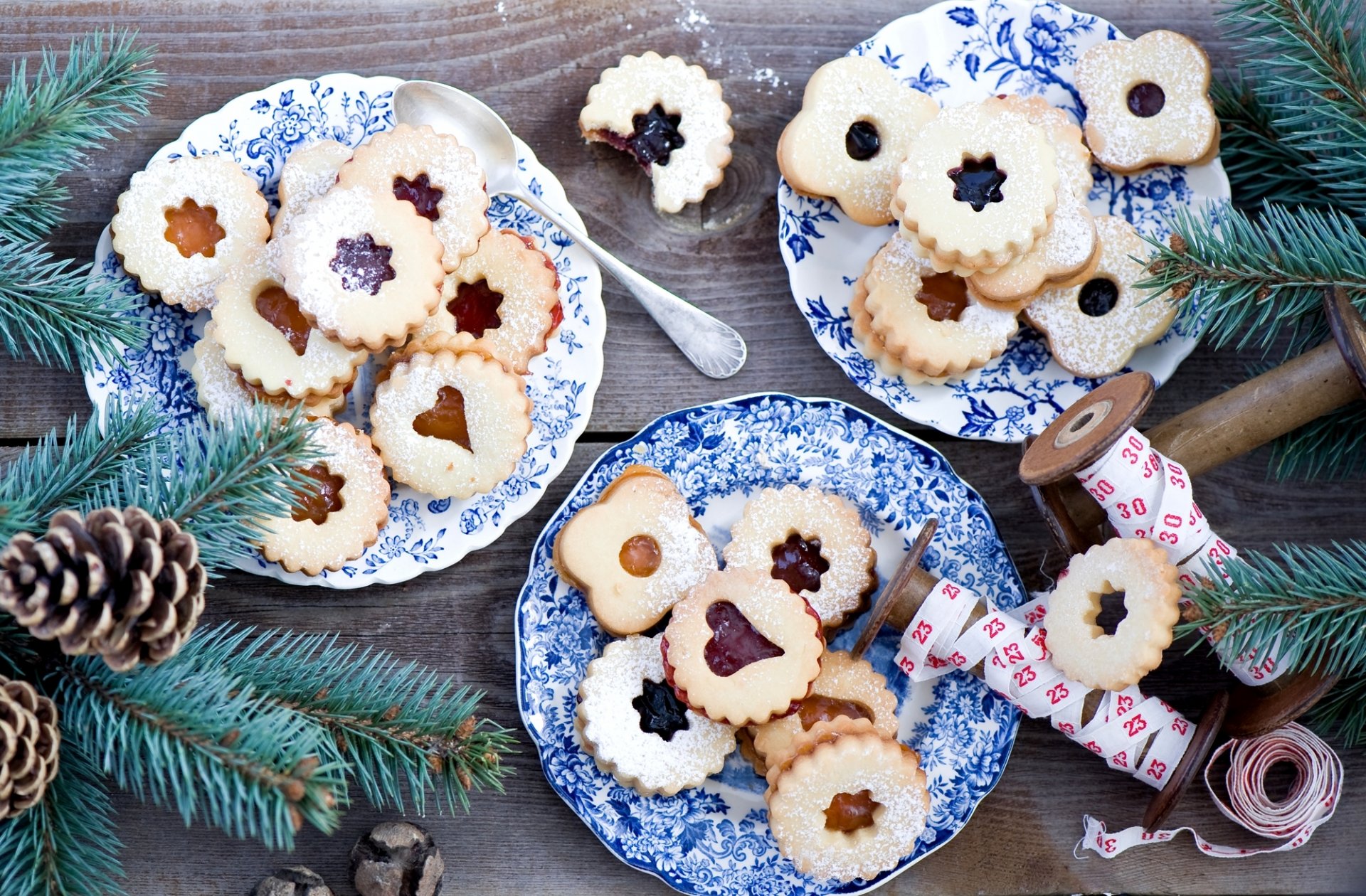 biscuits confiture assiettes branches épinette cônes hiver cuisson nourriture dessert vacances anna verdina