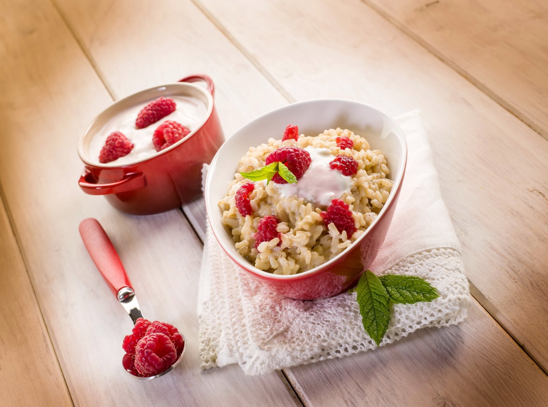 gachas de avena crema frambuesas desayuno comida cuchara cacerola taza