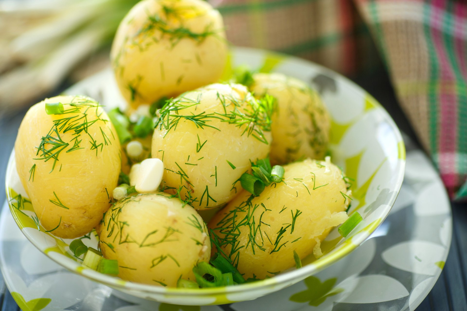 cibo patate patate caldo bollito aneto verde cipolla olio yum yum cibo contadini re sfocatura bokeh carta da parati