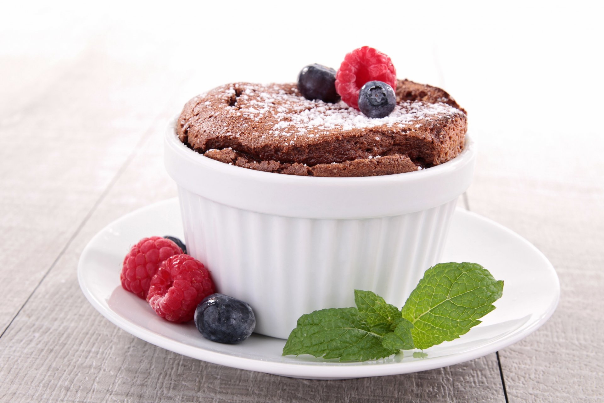 soufflé al cioccolato dessert frutta mirtilli lamponi tazze lamponi