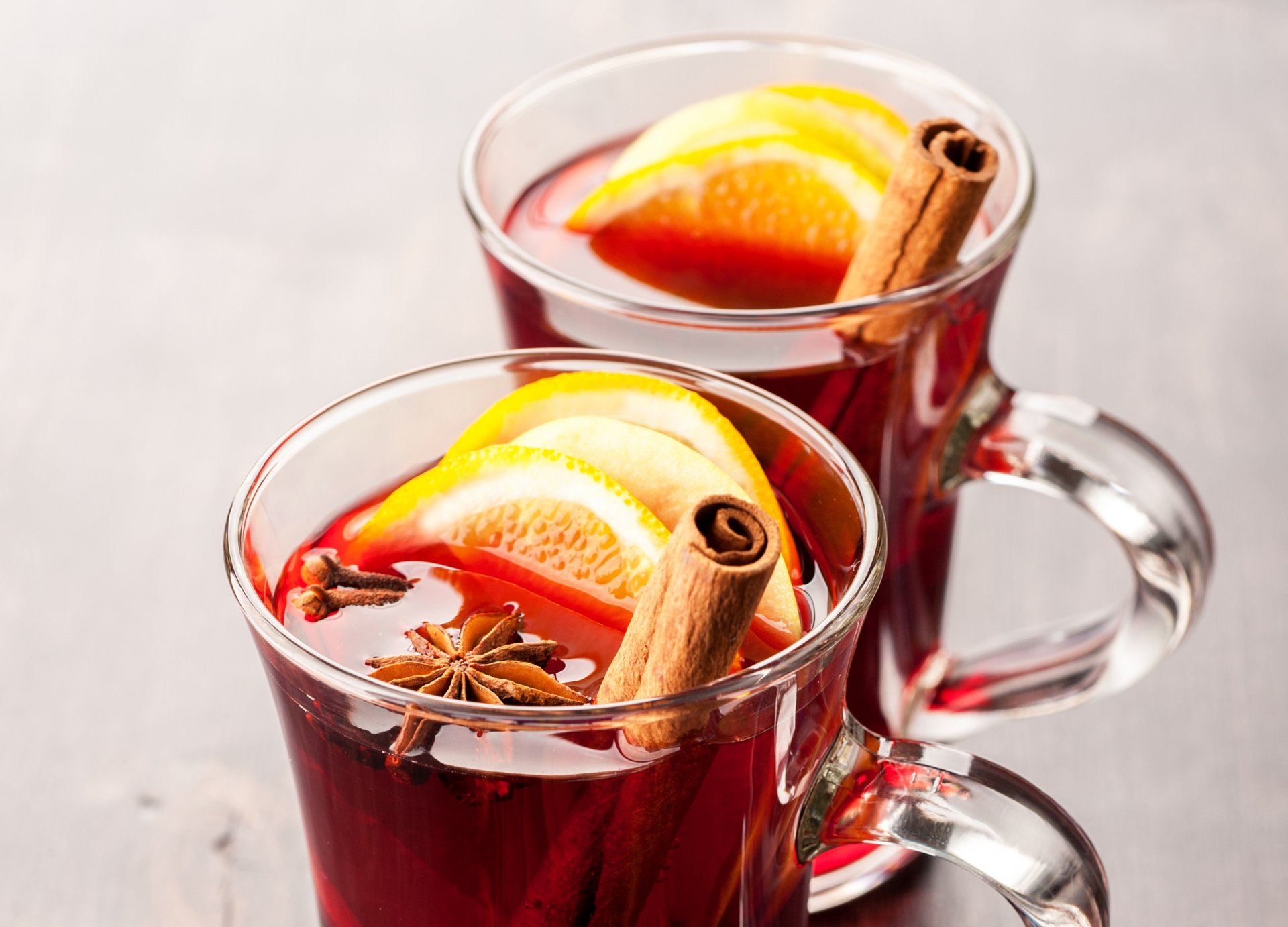 glühwein tassen trinken gewürze zimt anis sternanis nelke orange winter