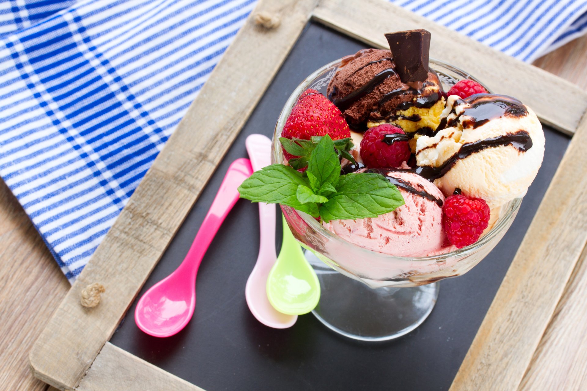 ice cream assorted bulbs berries raspberry strawberry chocolate spoon kremanki dessert sweet