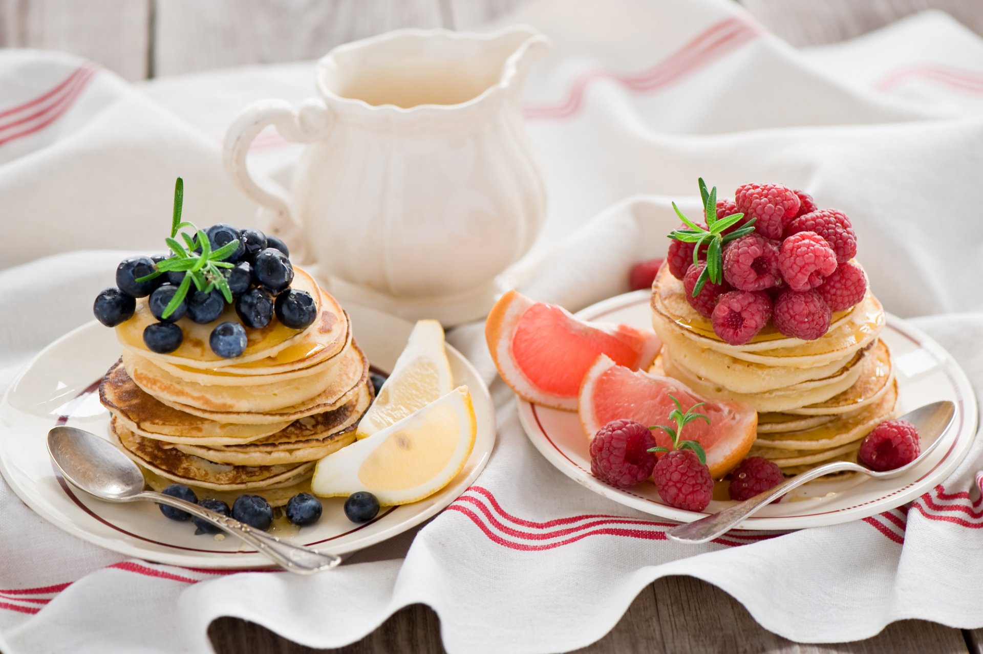 panqueques buñuelos frutas bayas arándanos frambuesas pomelo limón cítricos platos cucharas comida anna verdina