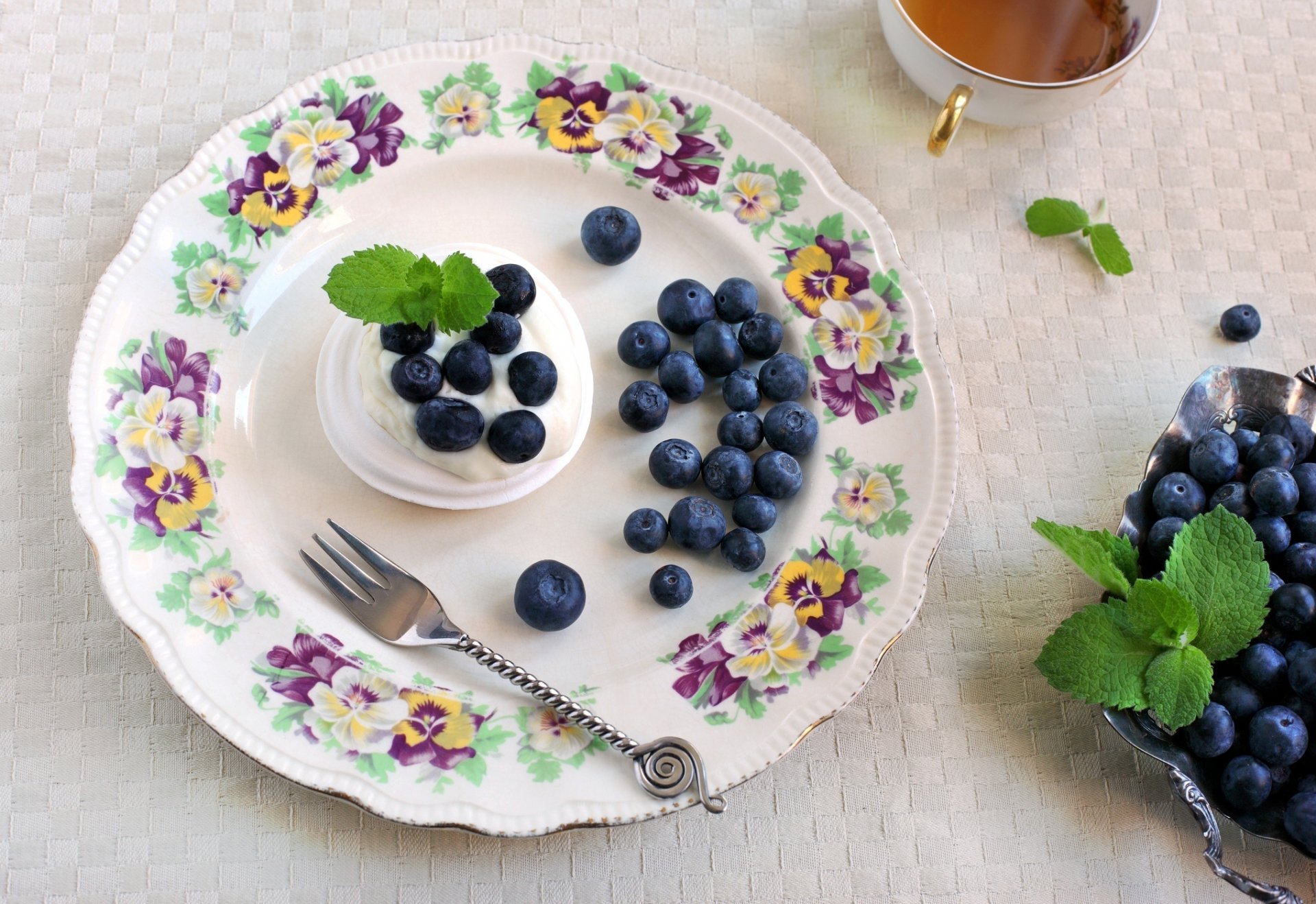 merengue postre crema arándanos bayas té plato tenedor vajilla