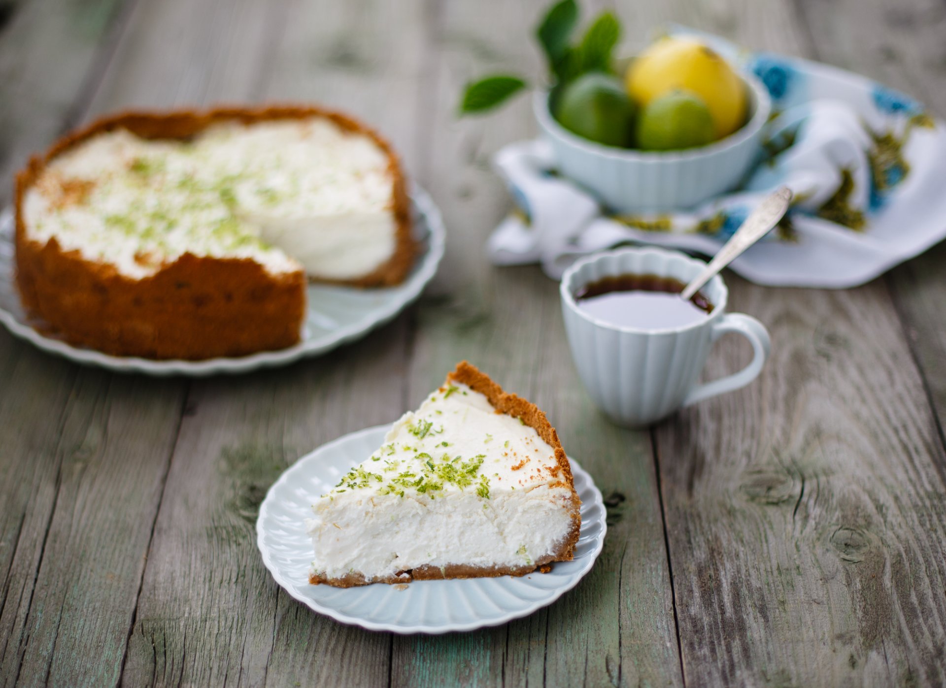 käsekuchen kuchen backen dessert limette obst kaffee tasse löffel teller julia husainova