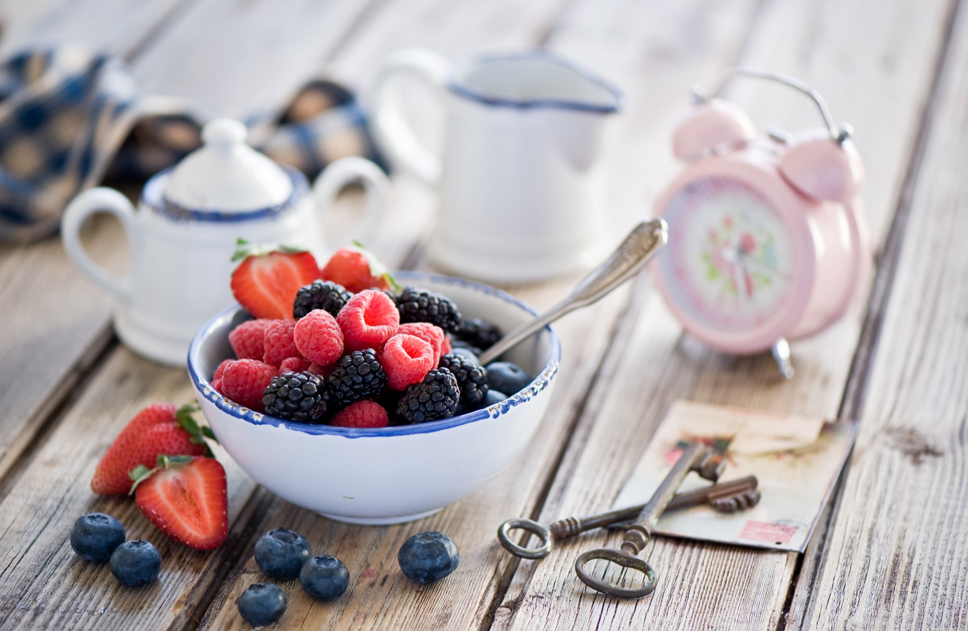 bayas frambuesas moras fresas arándanos llaves alarma reloj naturaleza muerta