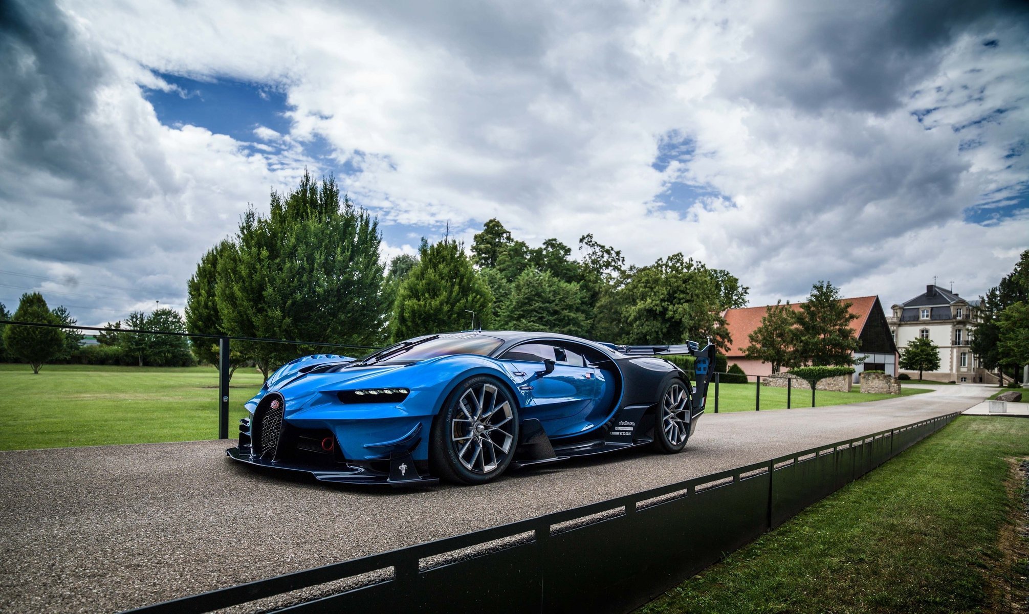 bugatti supercar strada