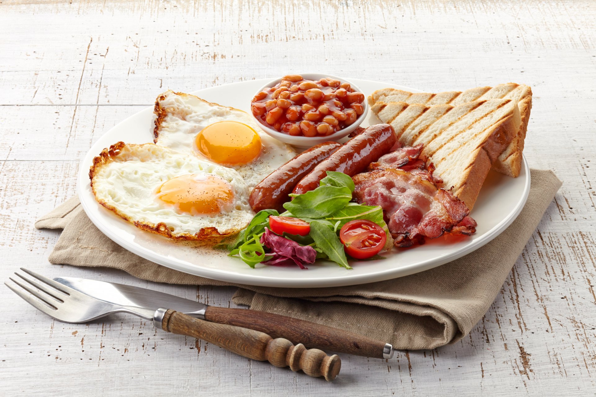 teller bohnen würstchen rührei tomaten toast speck gabel messer