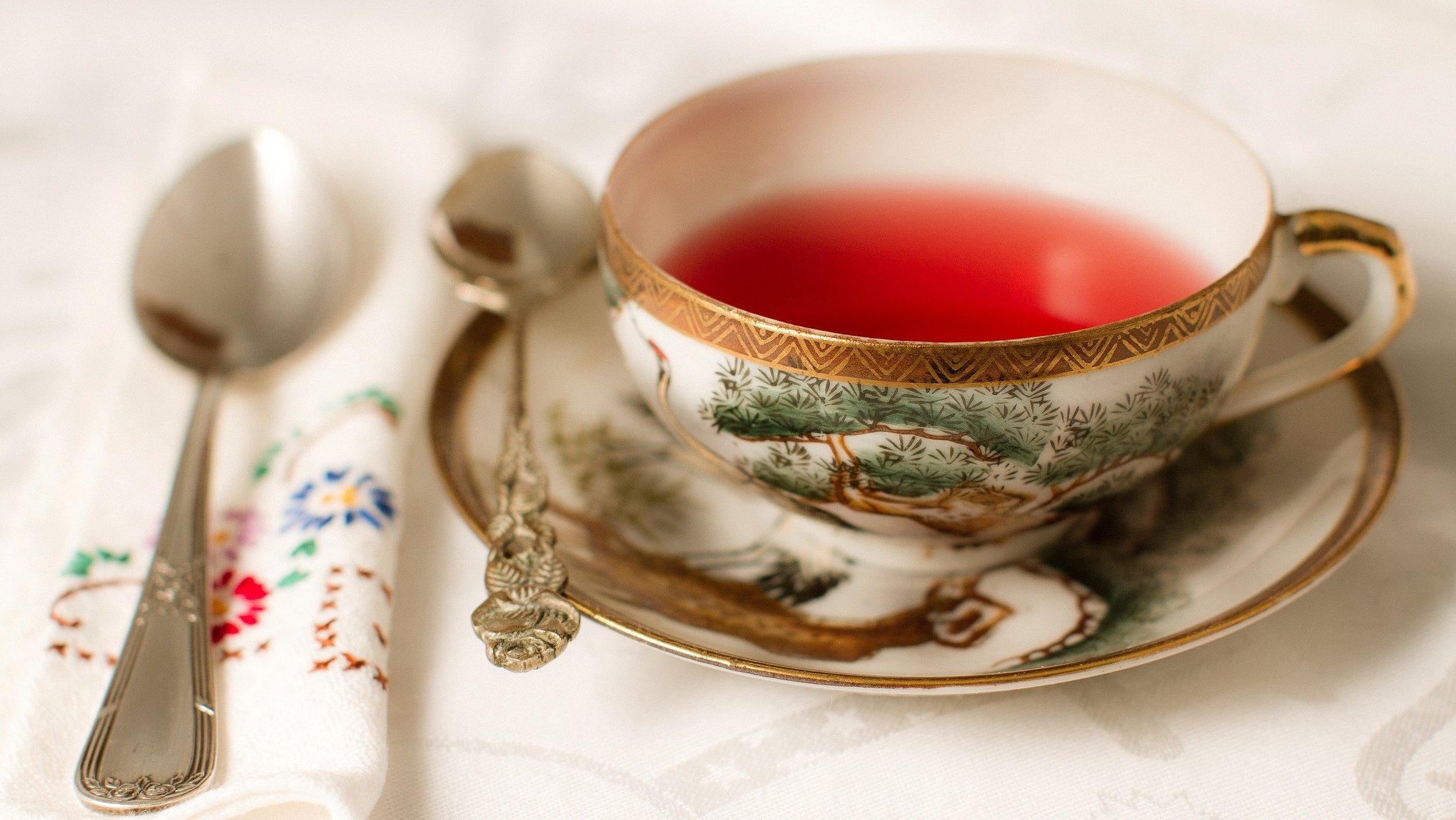 tè tazza piattino cucchiai tovagliolo