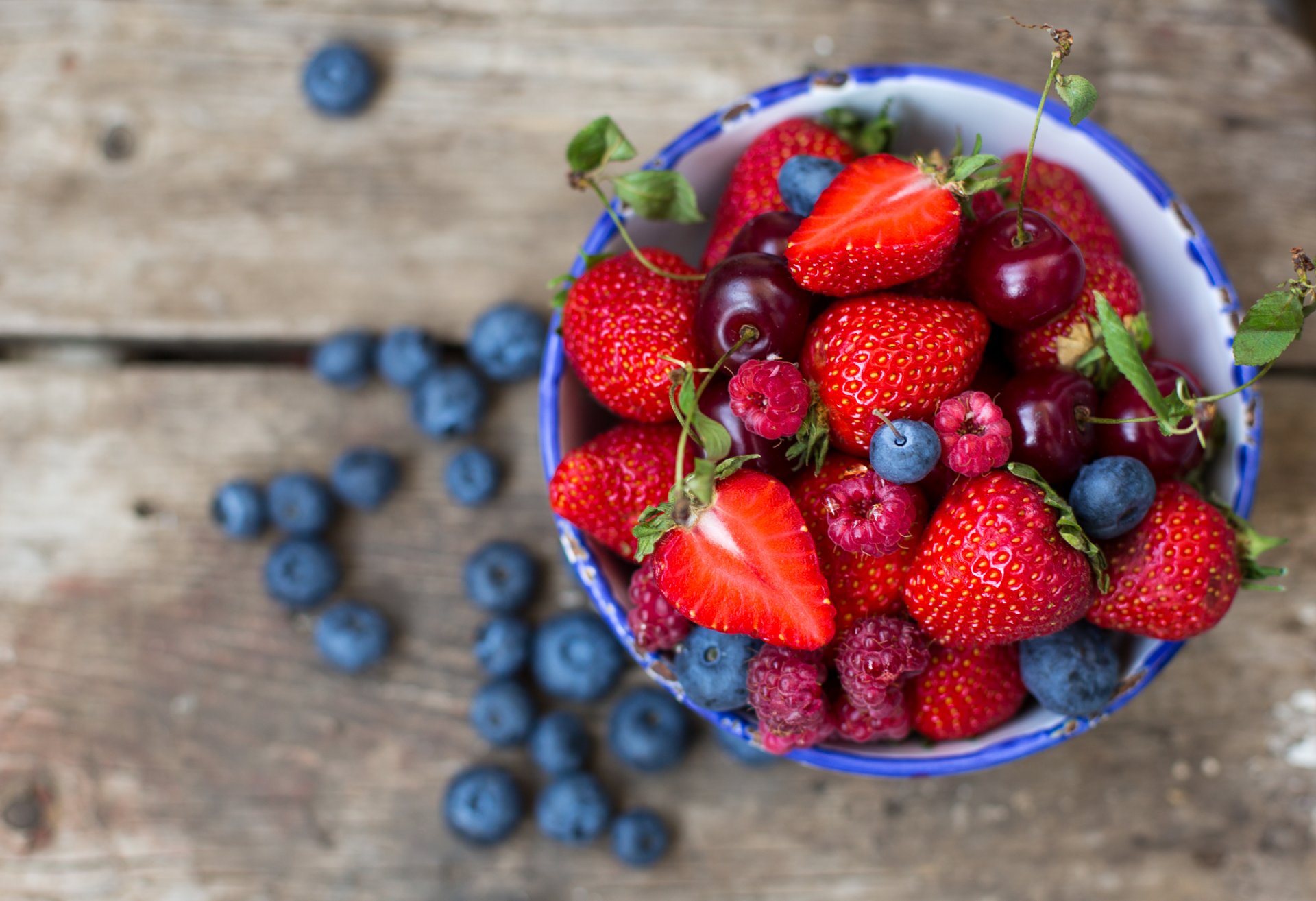 bayas fresas frambuesas arándanos arándanos cerezas plato