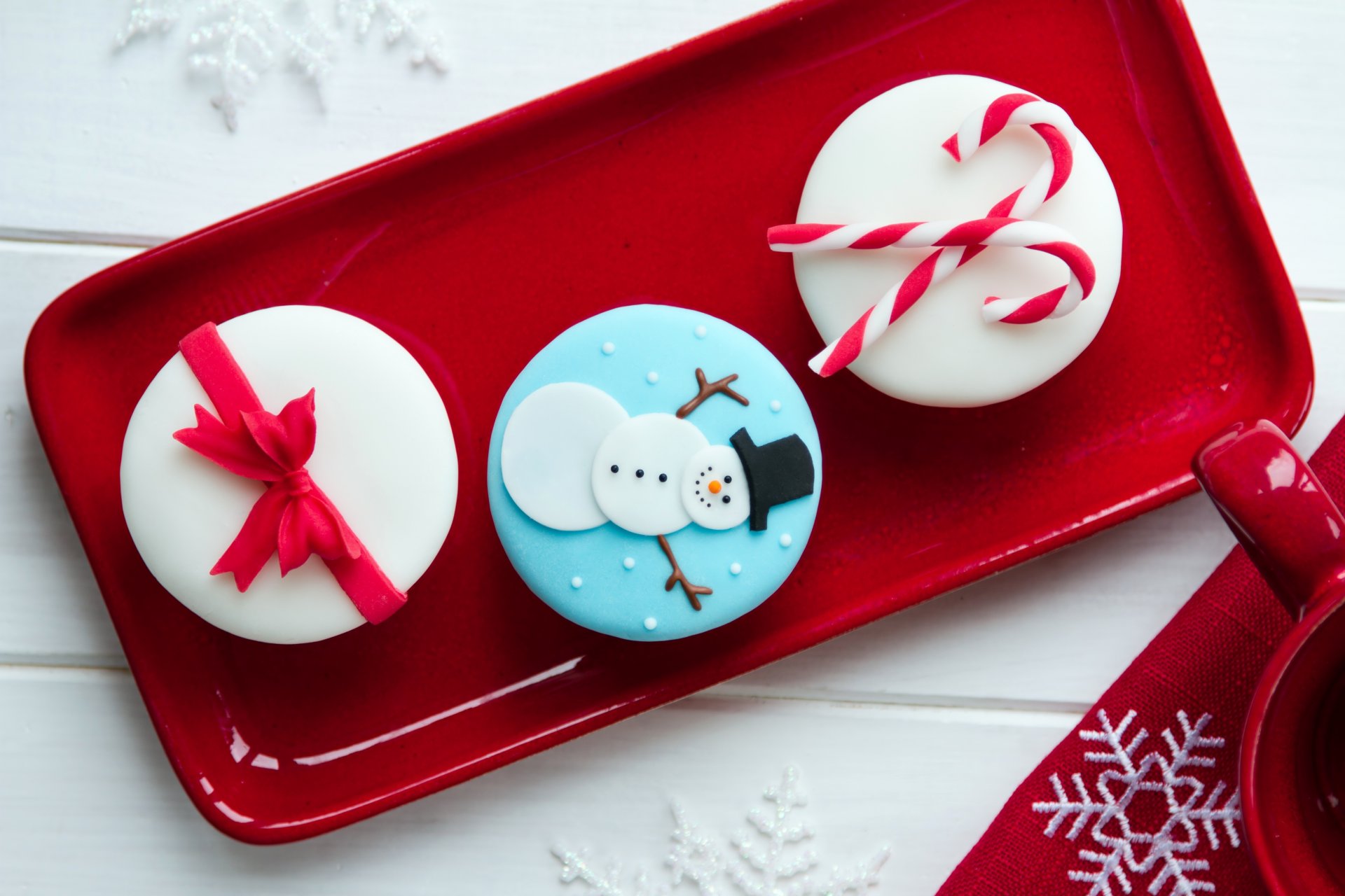 weets cupcakes cream cakes new year s food dessert plate cup red holidays christmas new year