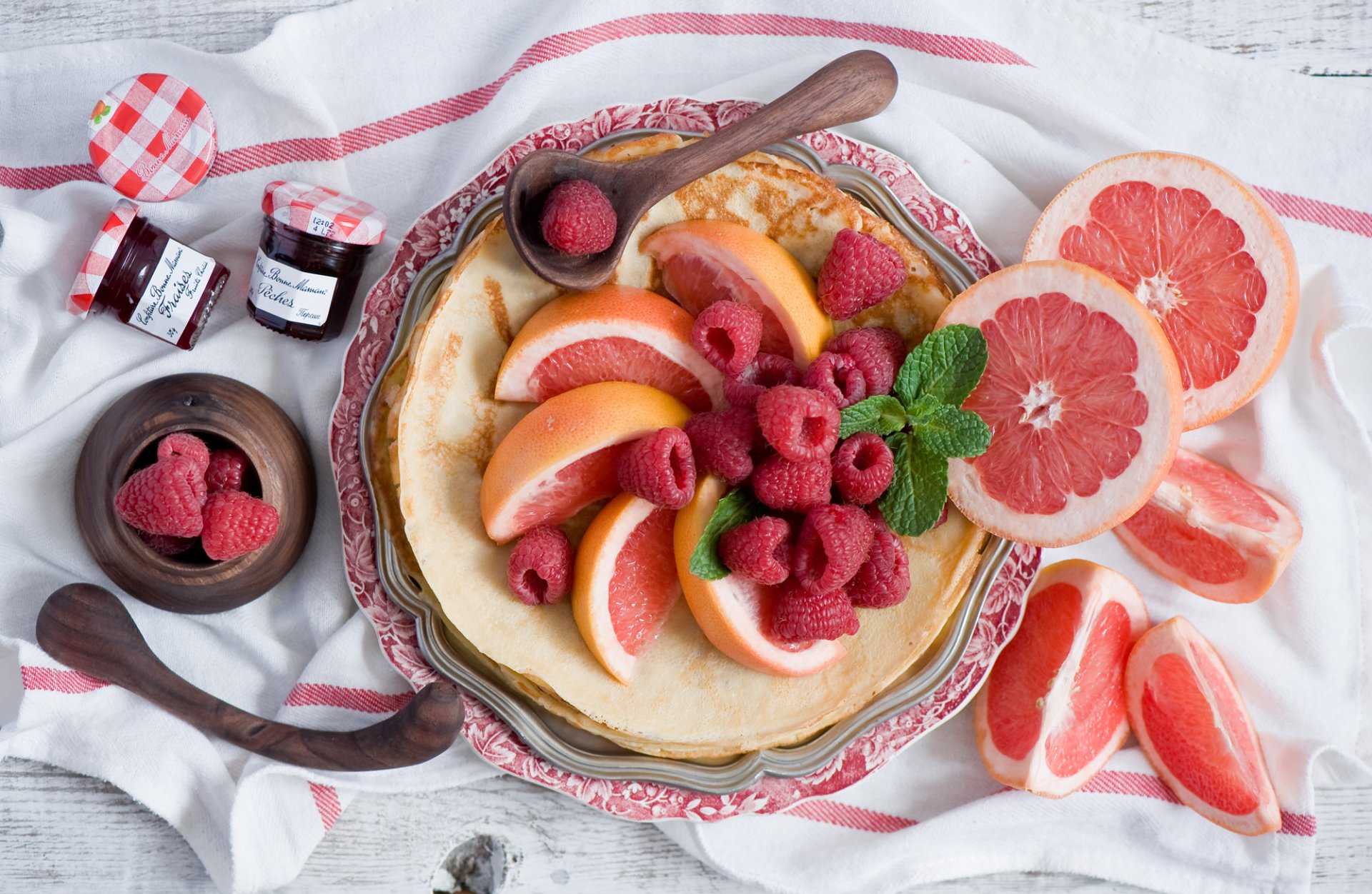 panqueques panqueques fruta cítricos pomelo bayas frambuesas mermelada mermelada menta tarros comida anna verdina