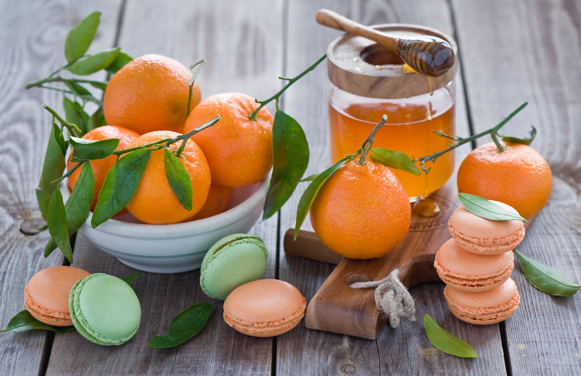 mandarinen früchte zitrusfrüchte blätter geschirr honig glas löffel kekse makkaroni dessert süßigkeiten anna verdina