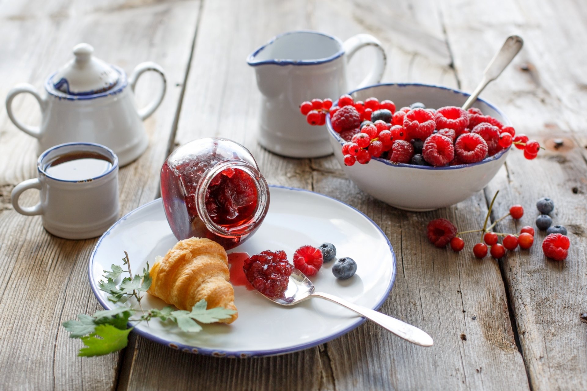 nourriture petit déjeuner croissant bagel pâtisseries baies framboises groseilles myrtilles confiture confiture thé vaisselle