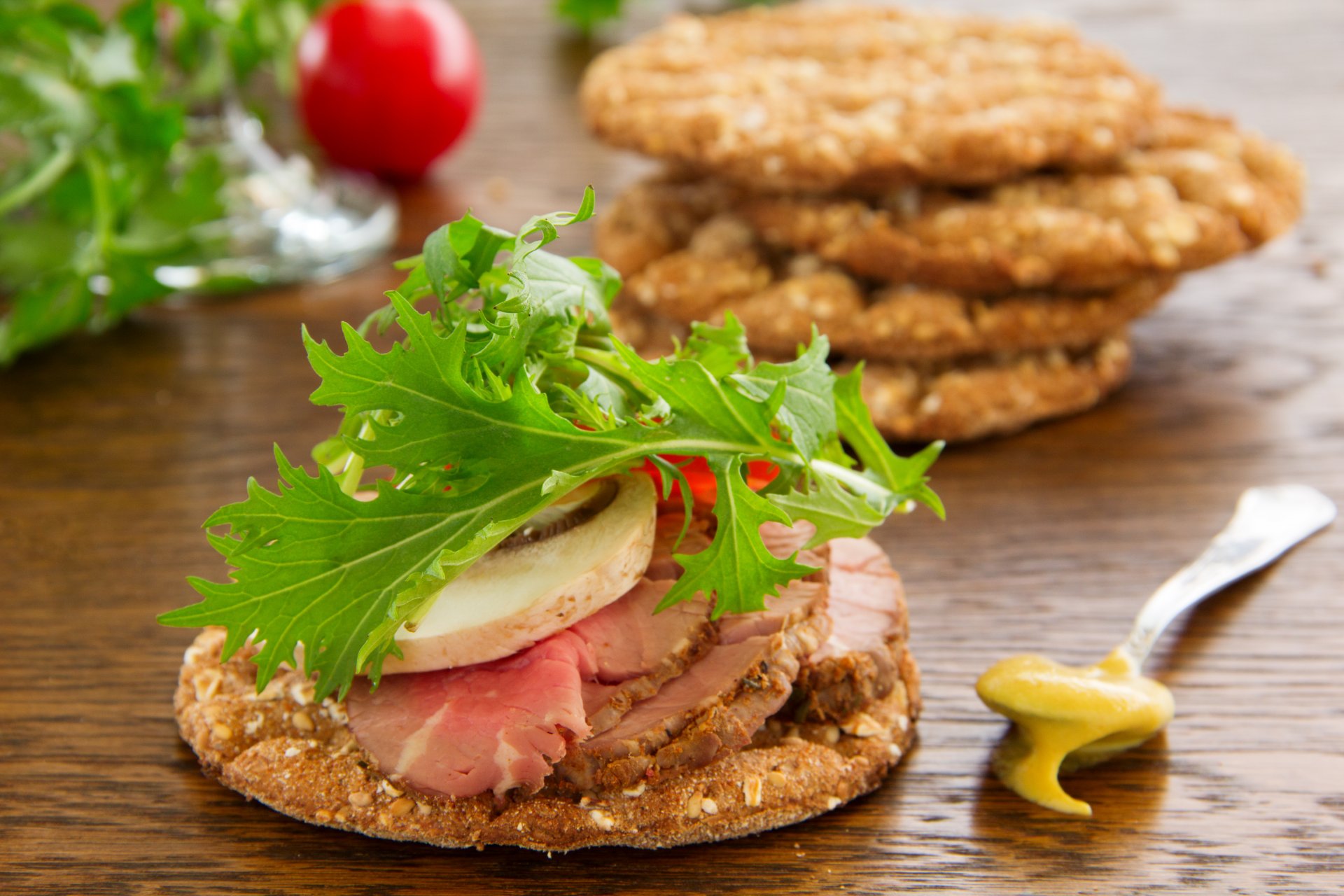 panino pane con arrosto di manzo e insalata verdure