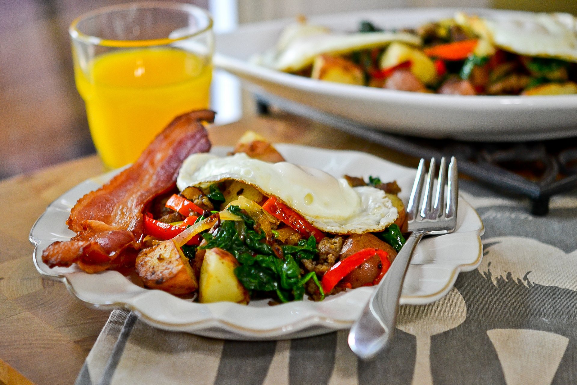 petit déjeuner bacon oeuf fourchette assiette jus